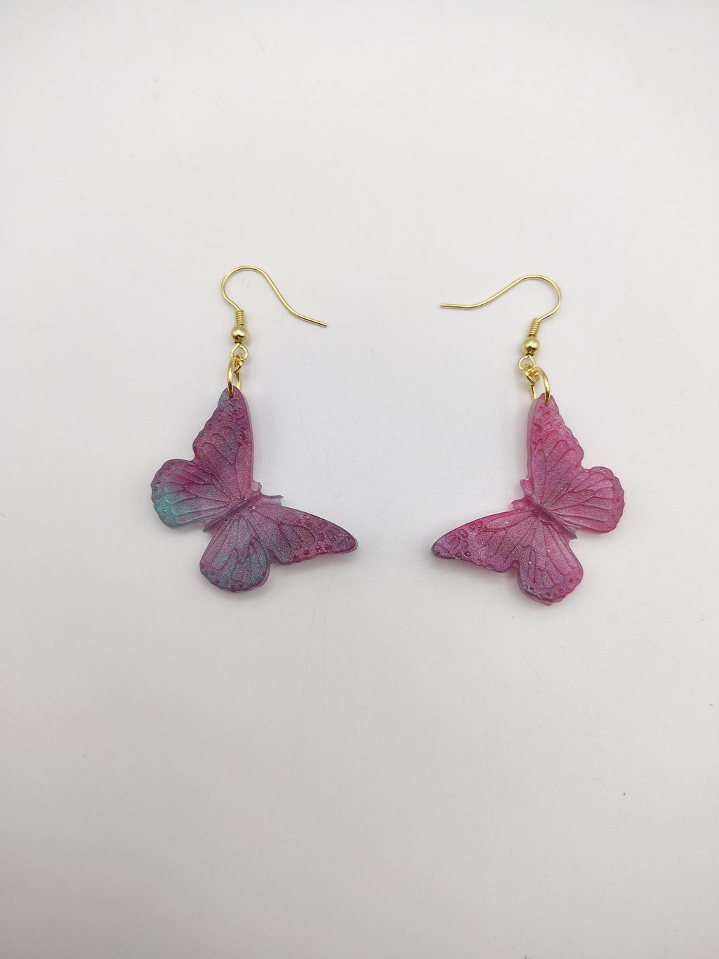 Boucles d’oreilles Papillon en résine époxy faites main – Bijou féerique artisanal