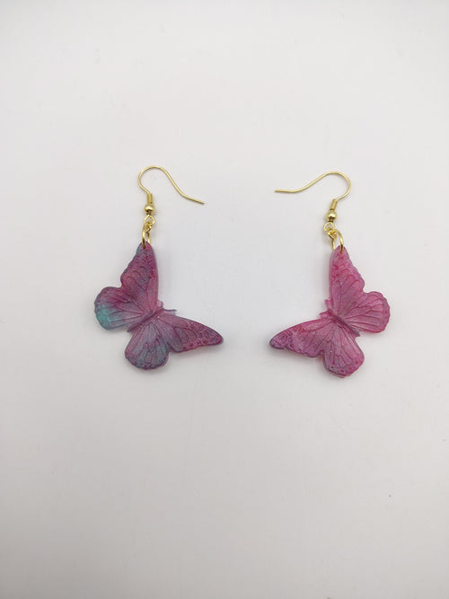 Boucles d’oreilles Papillon en résine époxy faites main – Bijou féerique artisanal