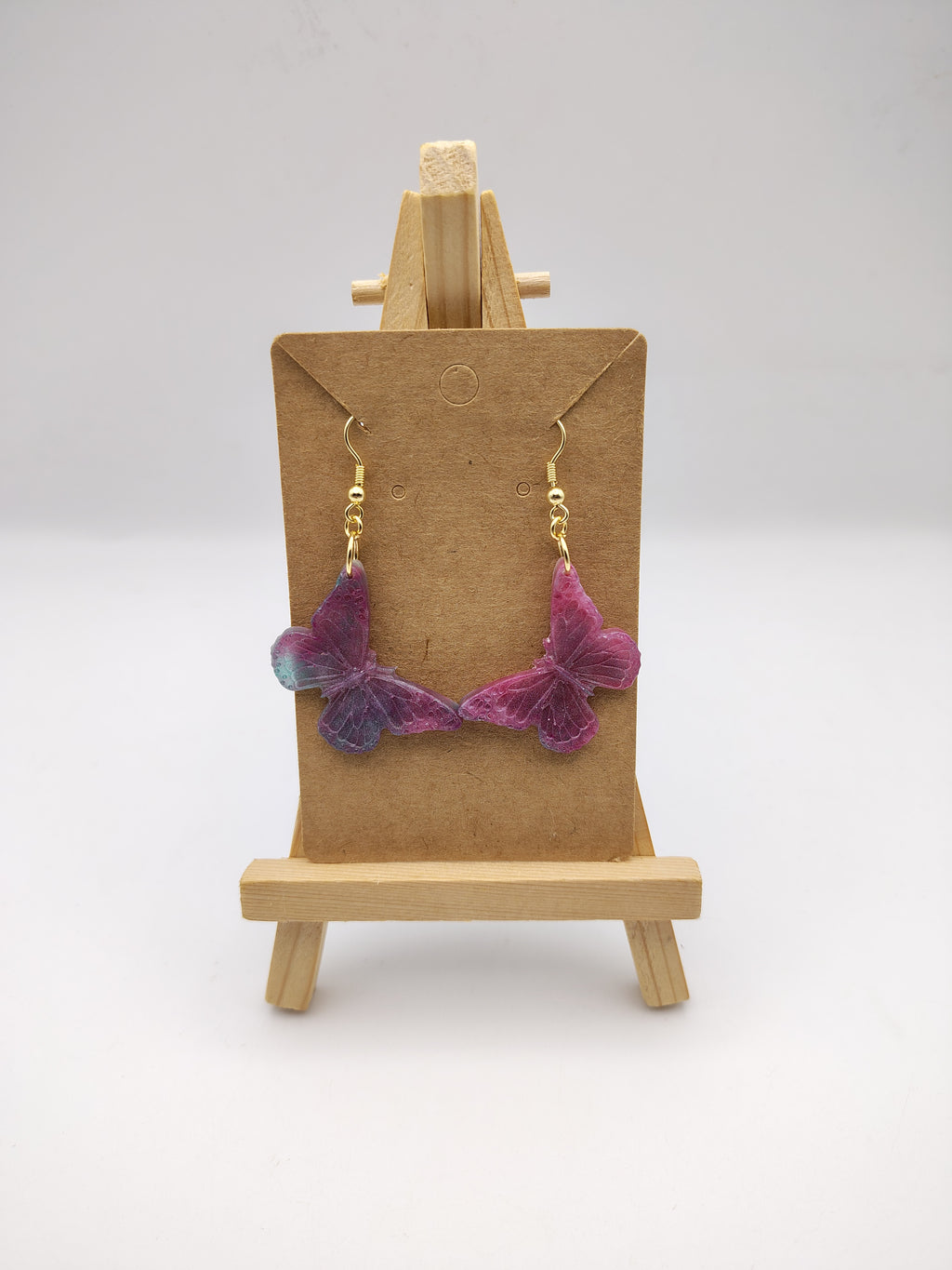 Boucles d’oreilles Papillon en résine époxy faites main – Bijou féerique artisanal