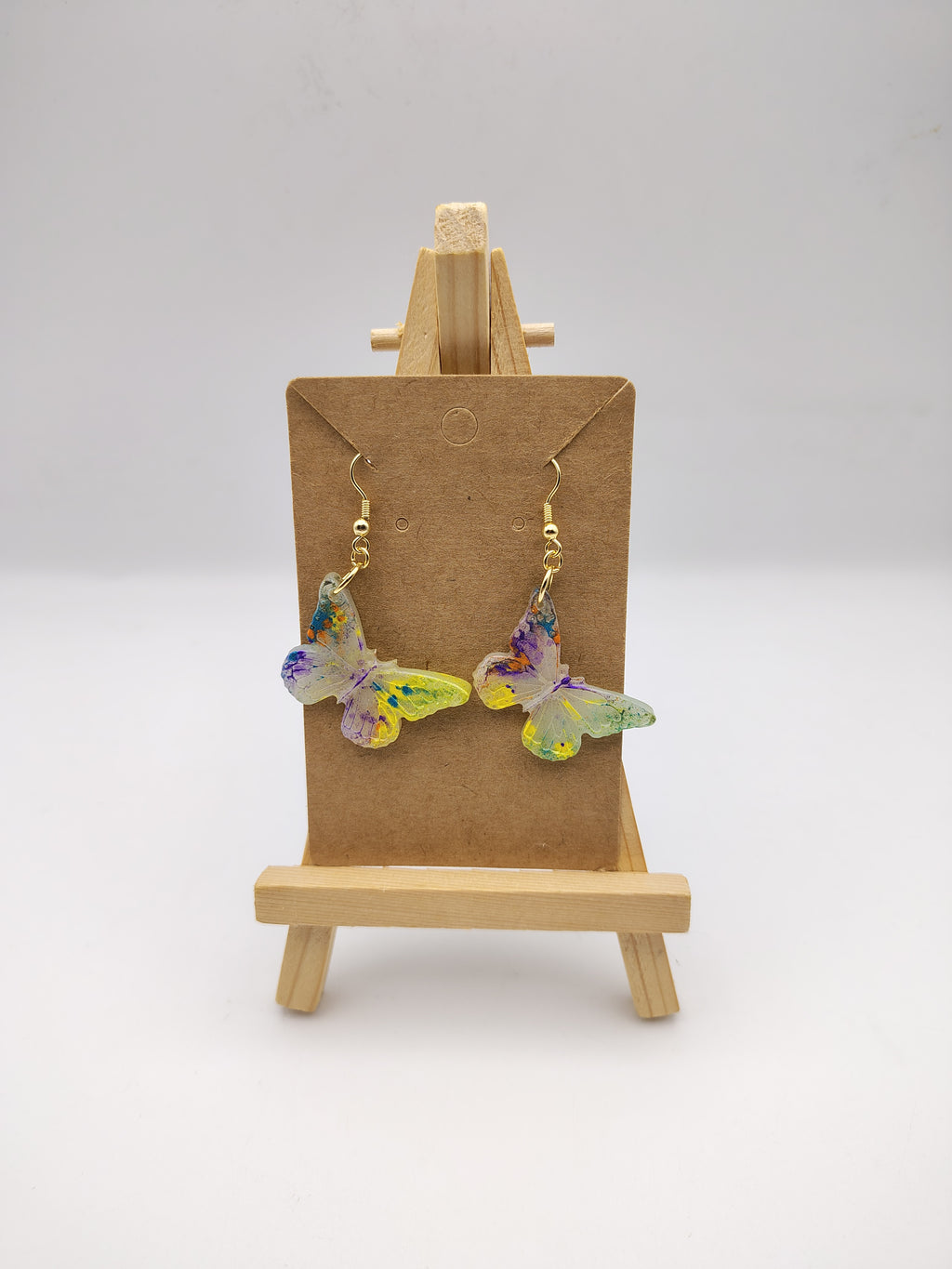 Boucles d’oreilles Papillon en résine époxy faites main – Bijou féerique artisanal