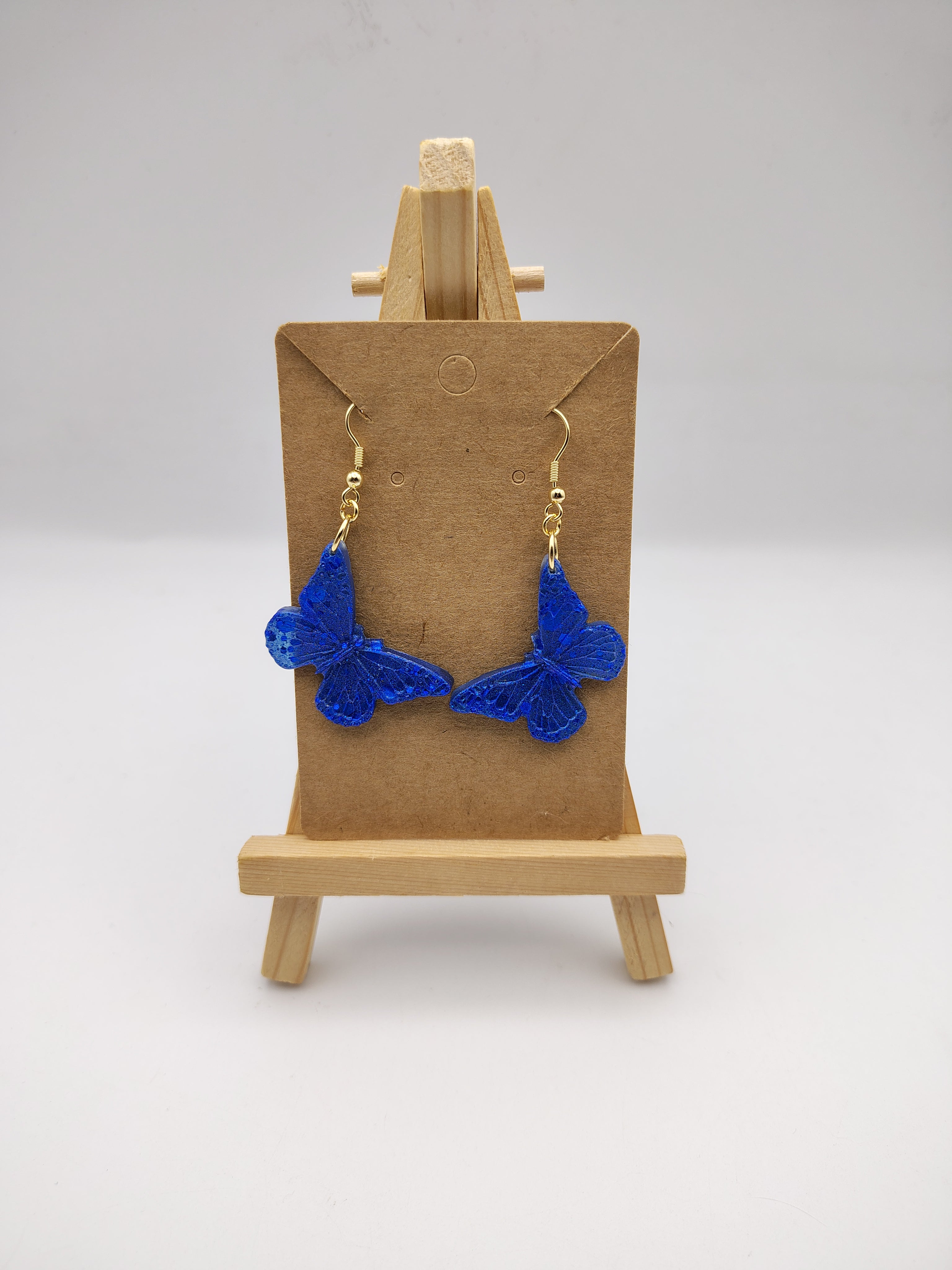 Boucles d’oreilles Papillon en résine époxy faites main – Bijou féerique artisanal