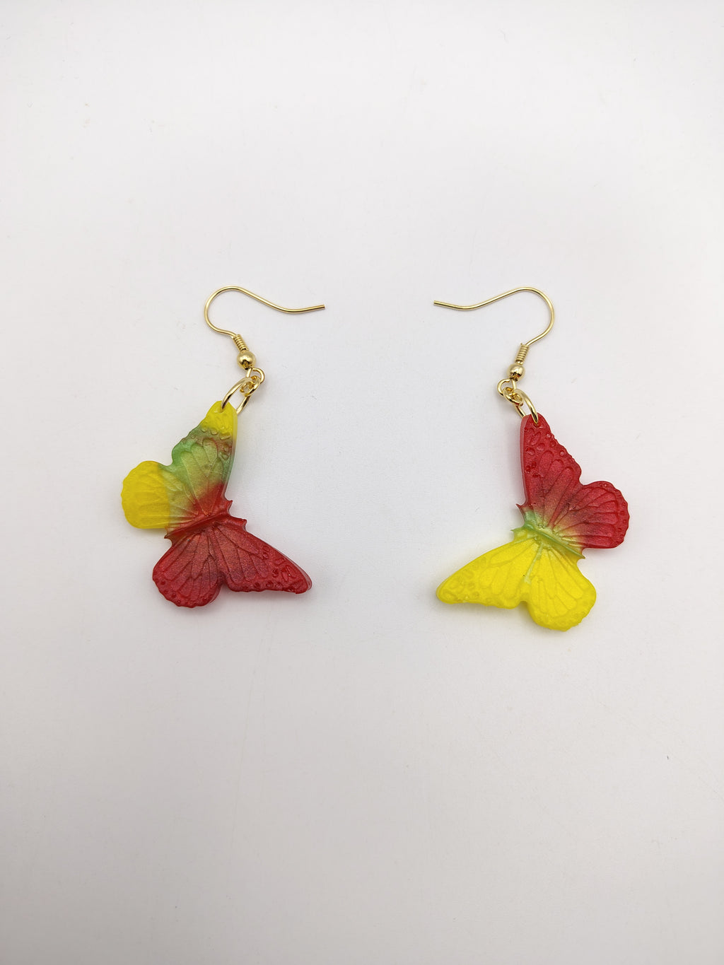 Boucles d’oreilles Papillon en résine époxy faites main – Bijou féerique artisanal