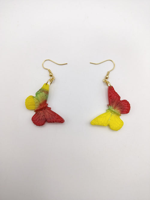 Boucles d’oreilles Papillon en résine époxy faites main – Bijou féerique artisanal