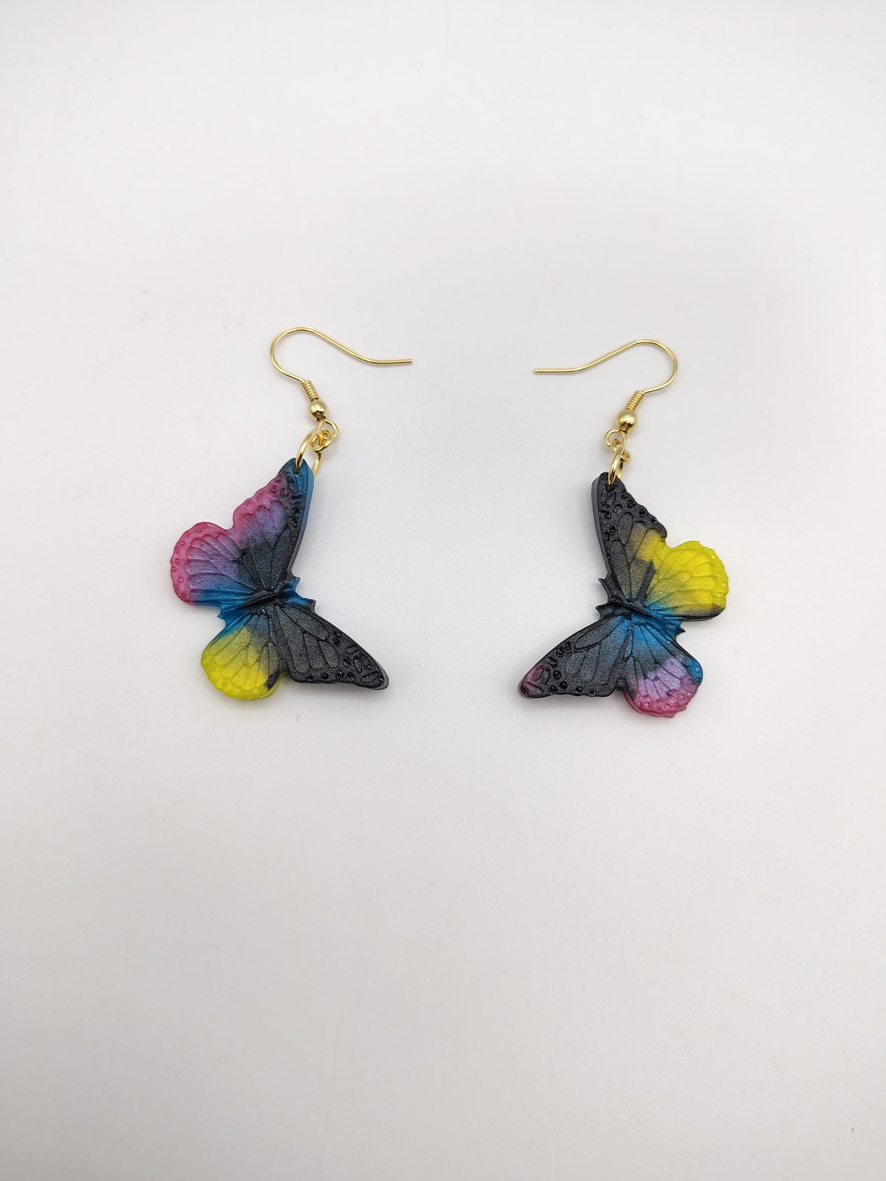 Boucles d’oreilles Papillon en résine époxy faites main – Bijou féerique artisanal