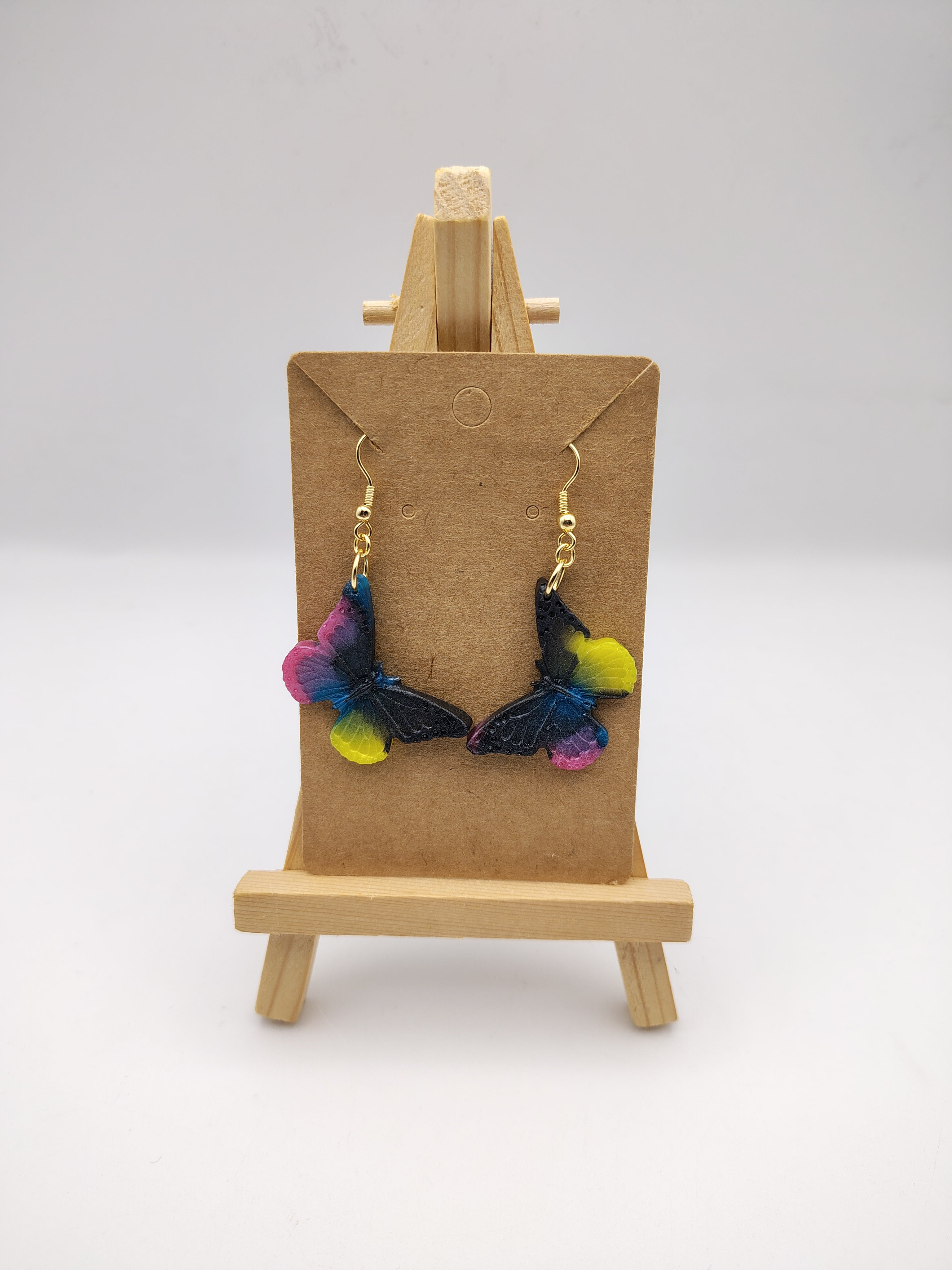 Boucles d’oreilles Papillon en résine époxy faites main – Bijou féerique artisanal