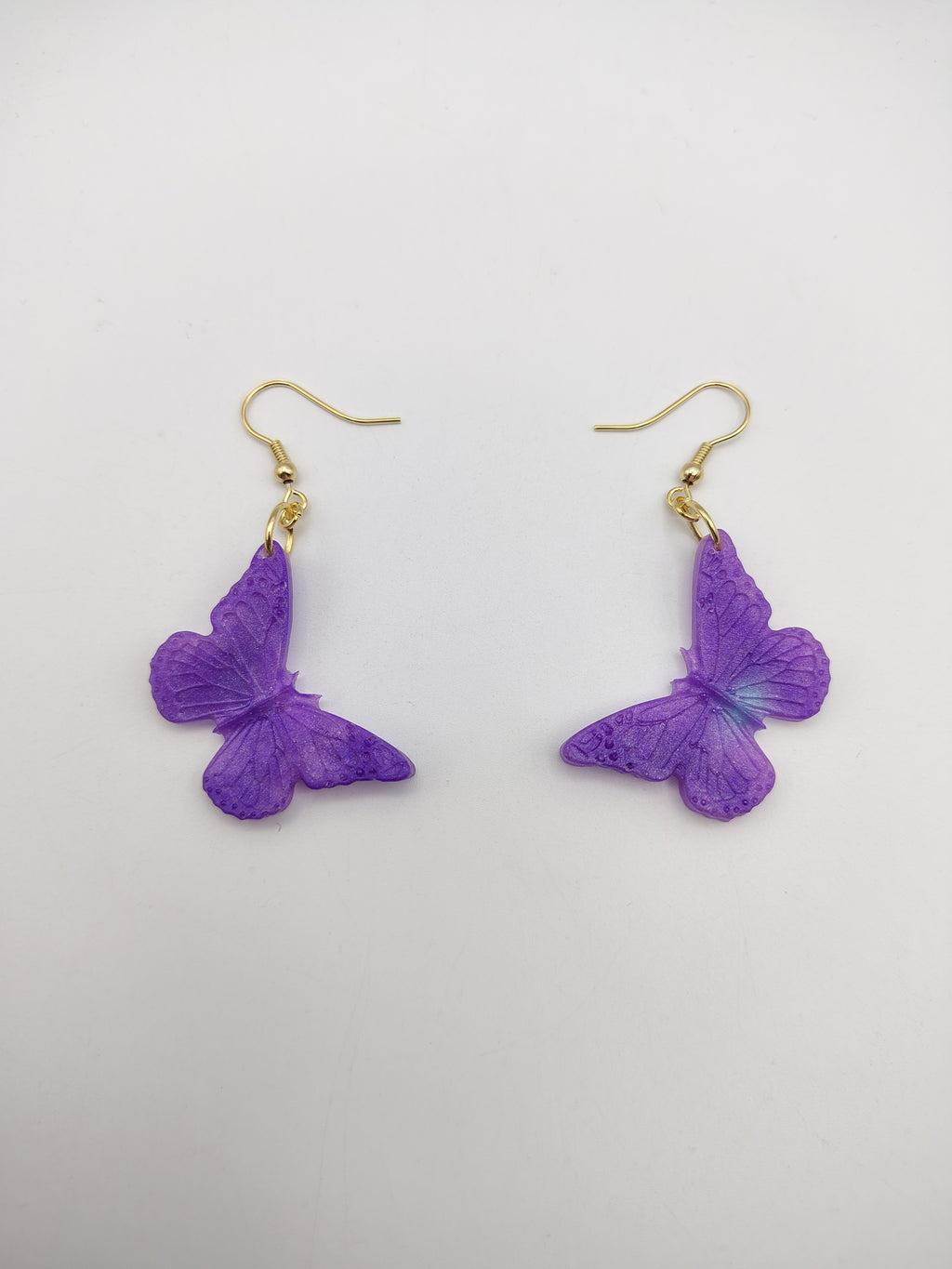 Boucles d’oreilles Papillon en résine époxy faites main – Bijou féerique artisanal