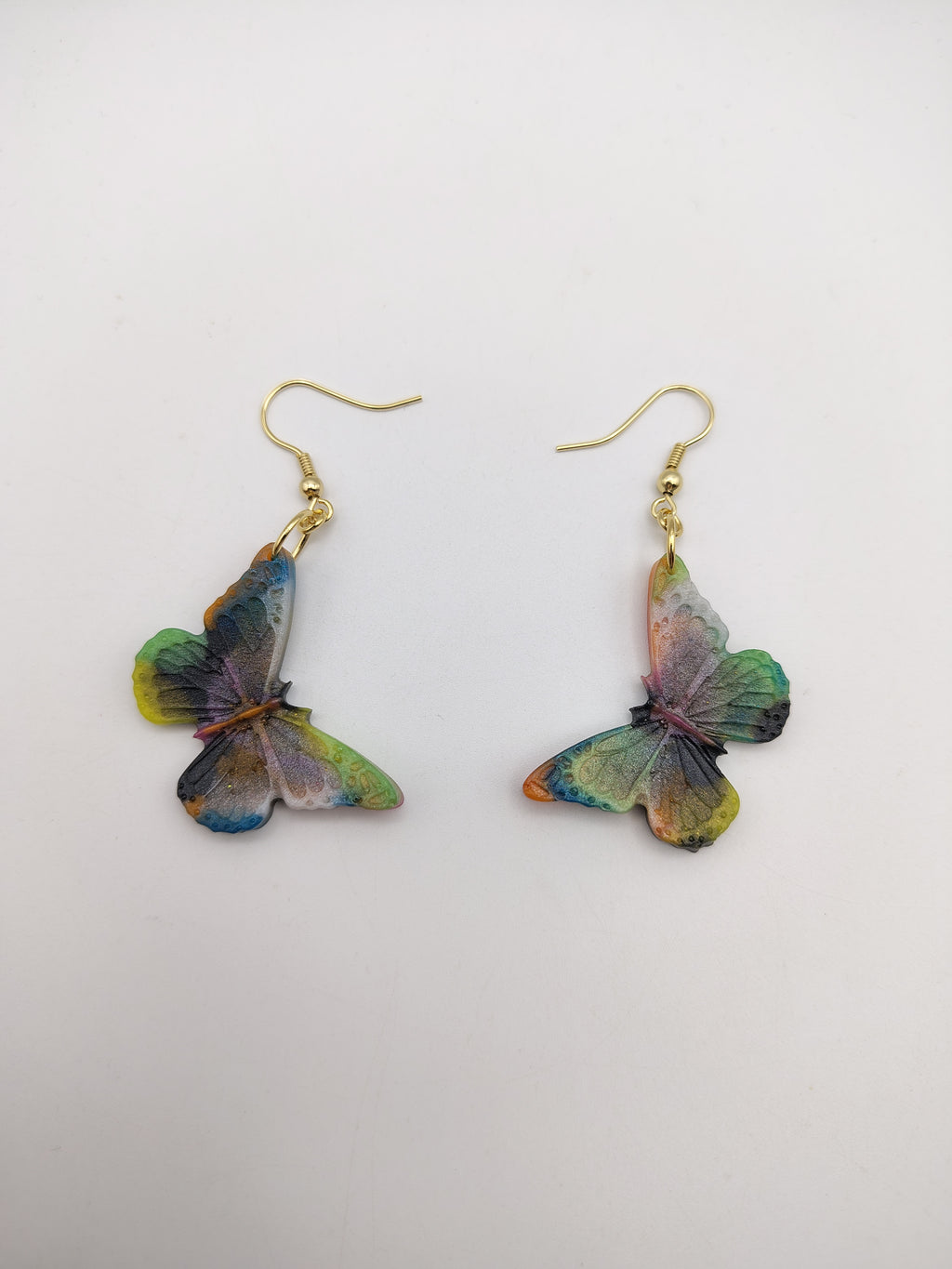 Boucles d’oreilles Papillon en résine époxy faites main – Bijou féerique artisanal