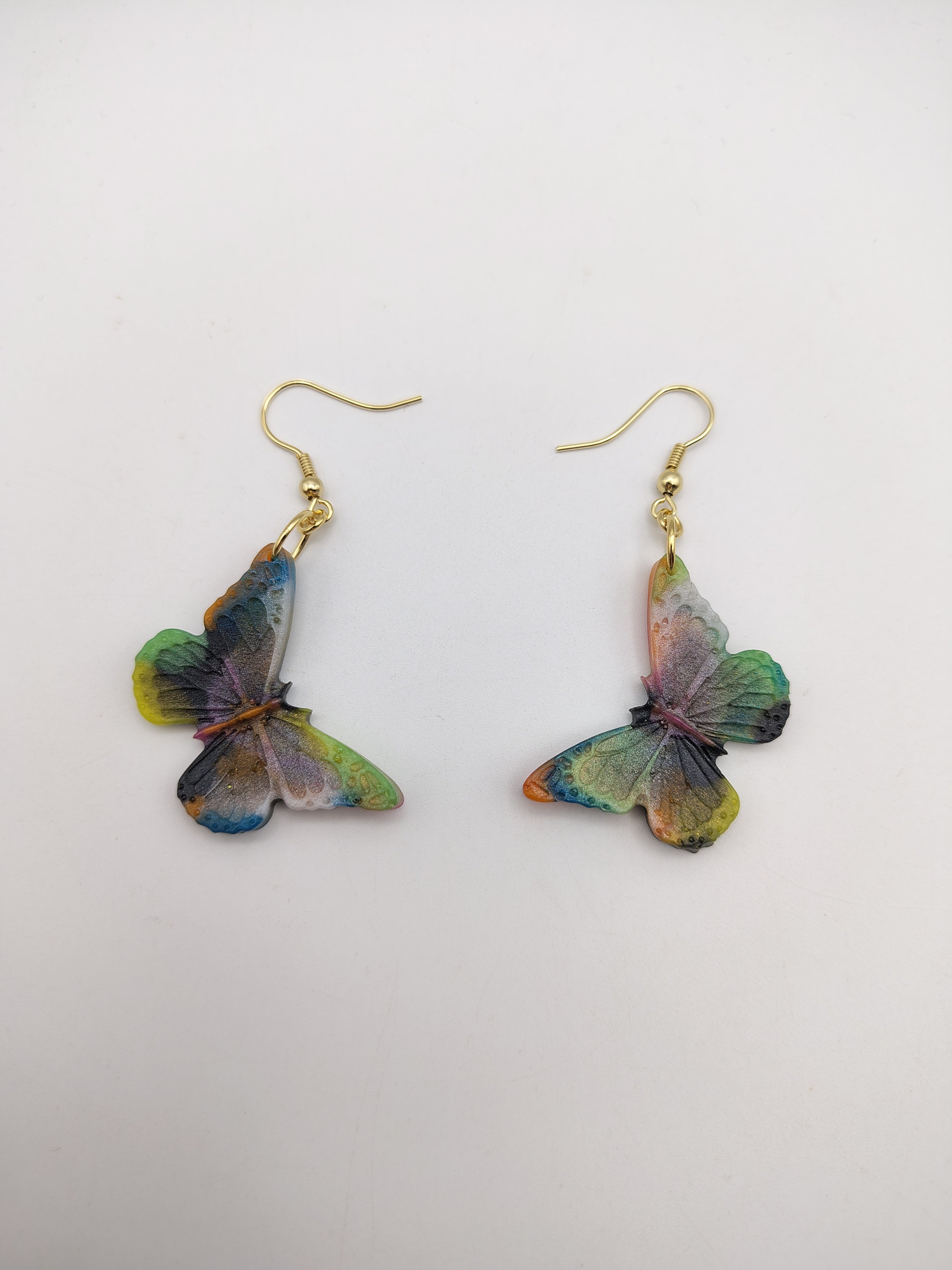 Boucles d’oreilles Papillon en résine époxy faites main – Bijou féerique artisanal