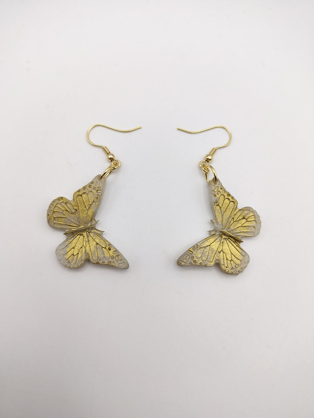 Boucles d’oreilles Papillon en résine époxy faites main – Bijou féerique artisanal