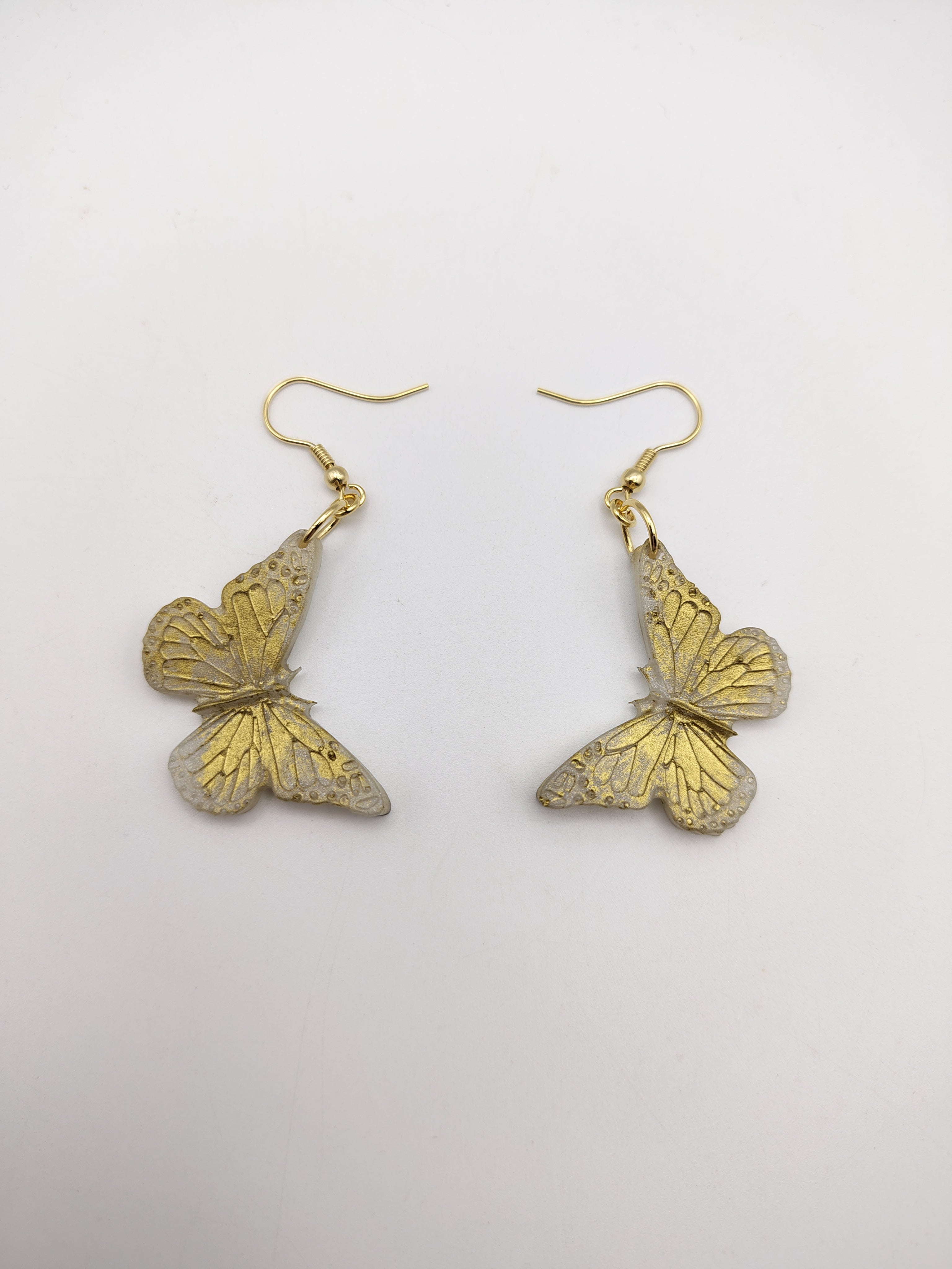 Boucles d’oreilles Papillon en résine époxy faites main – Bijou féerique artisanal