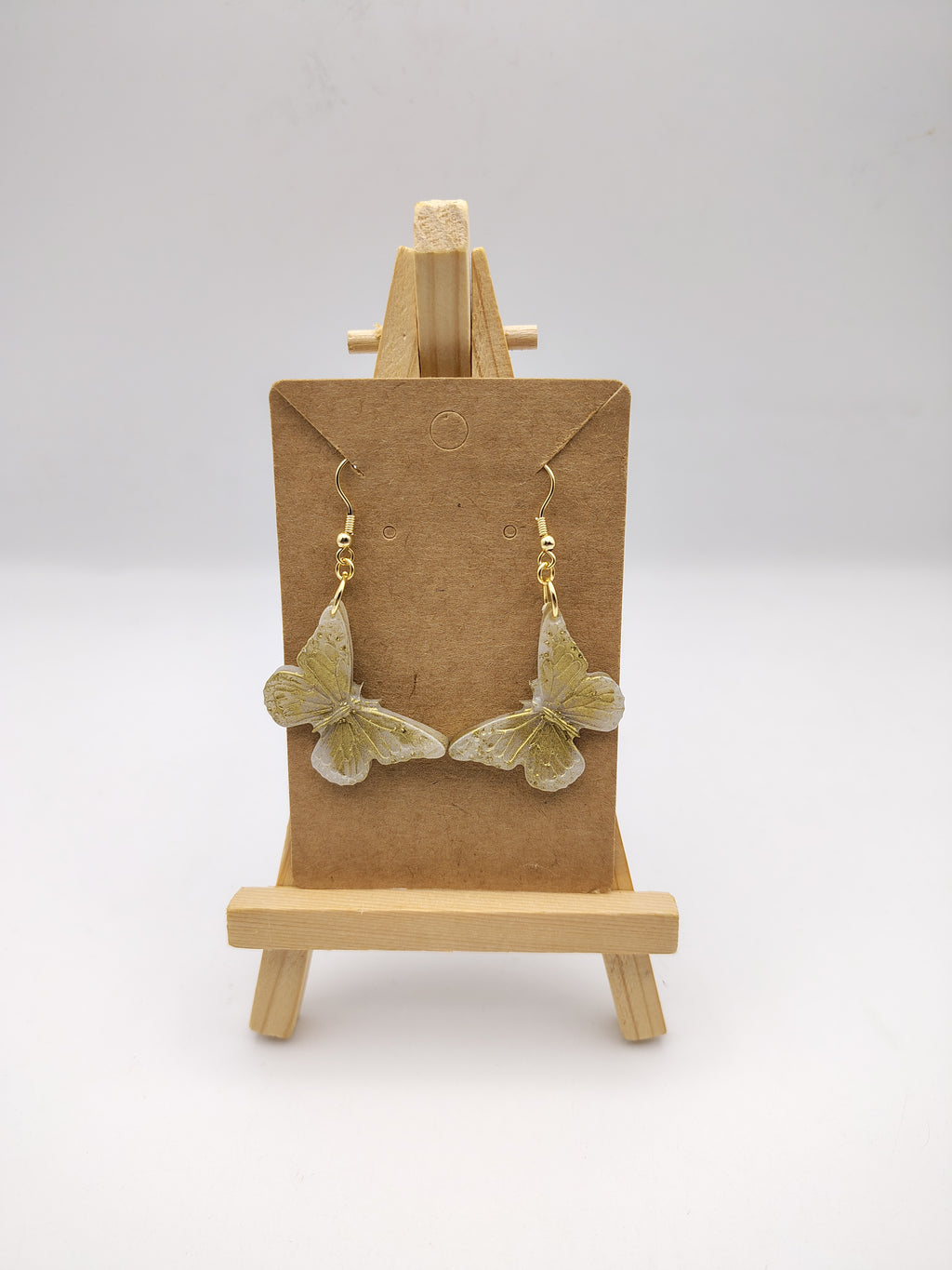 Boucles d’oreilles Papillon en résine époxy faites main – Bijou féerique artisanal