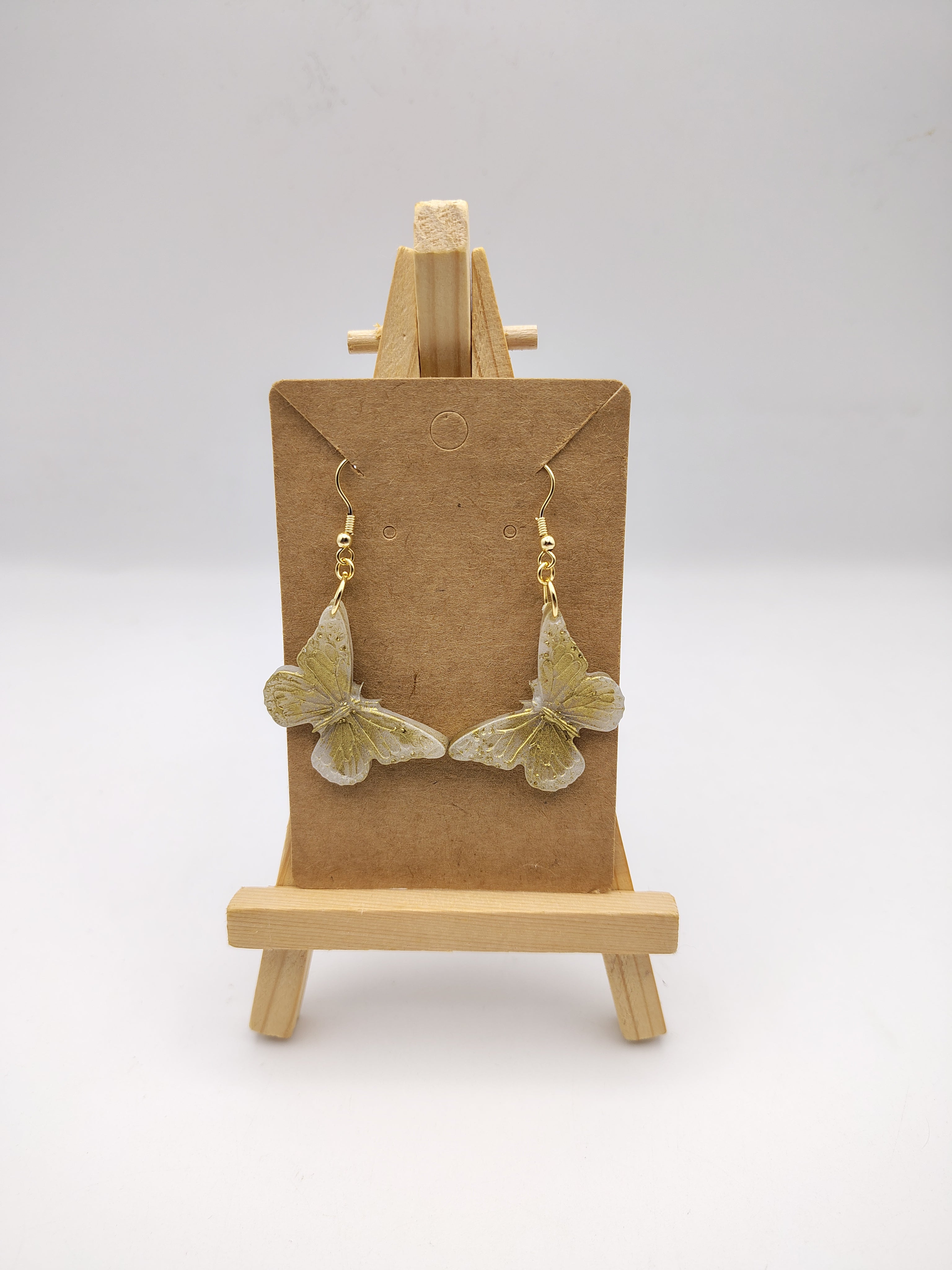 Boucles d’oreilles Papillon en résine époxy faites main – Bijou féerique artisanal