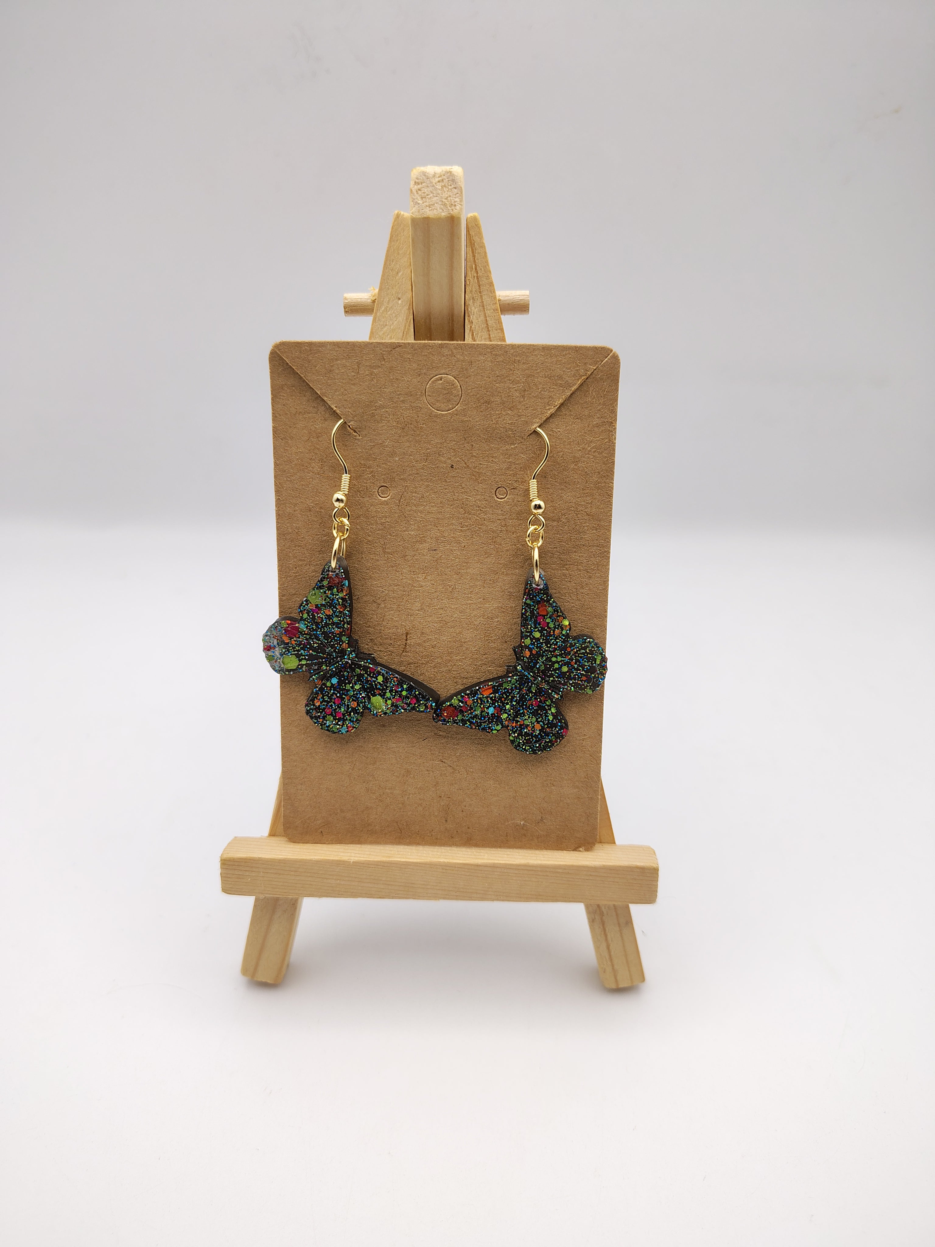 Boucles d’oreilles Papillon en résine époxy faites main – Bijou féerique artisanal