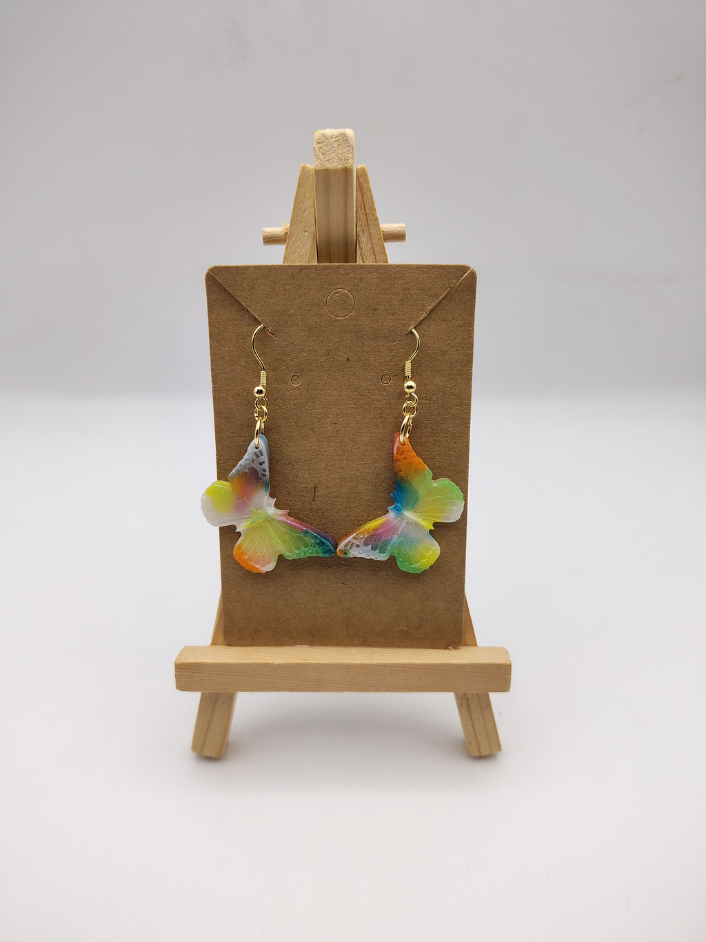 Boucles d’oreilles Papillon en résine époxy faites main – Bijou féerique artisanal