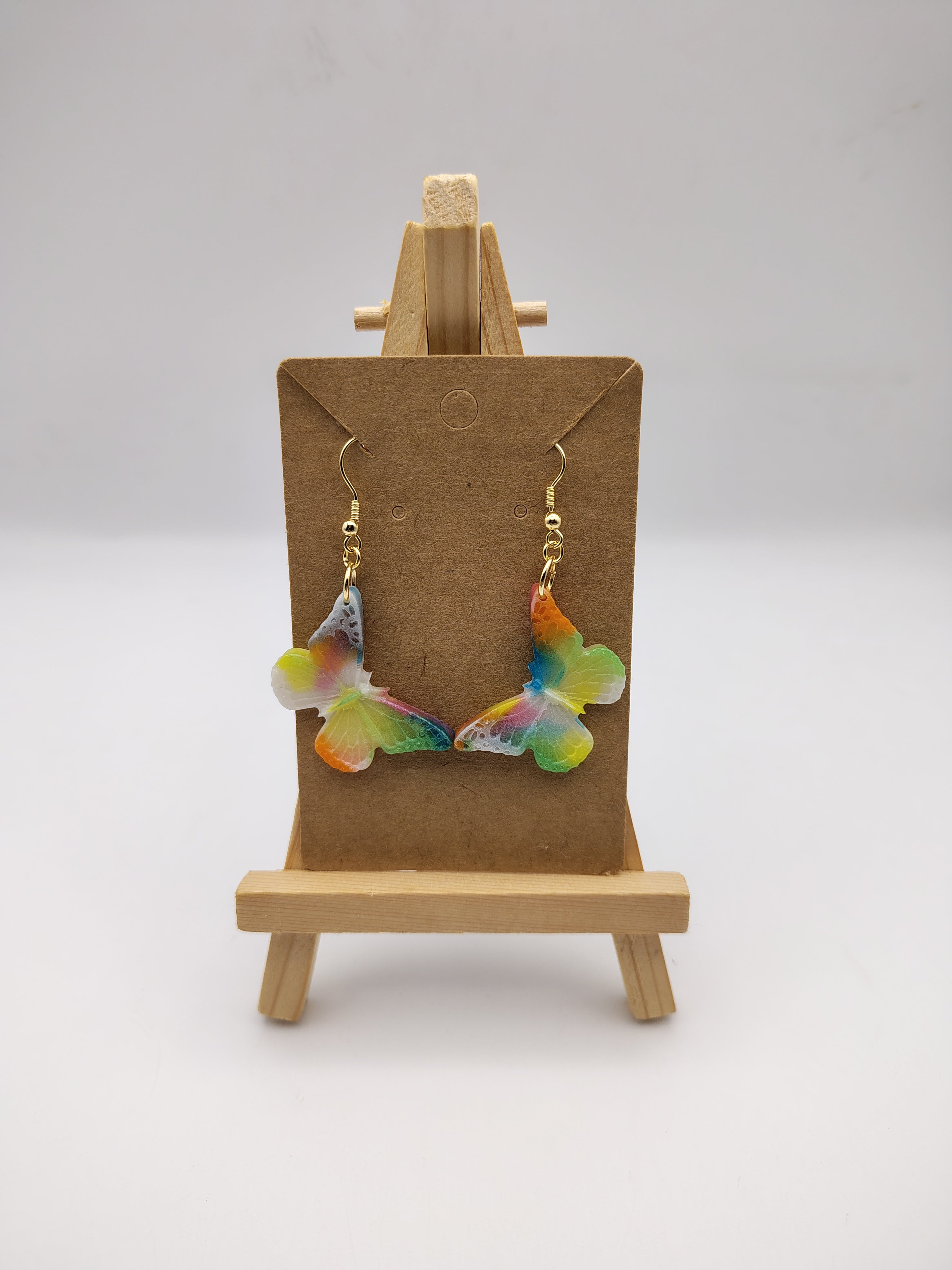 Boucles d’oreilles Papillon en résine époxy faites main – Bijou féerique artisanal