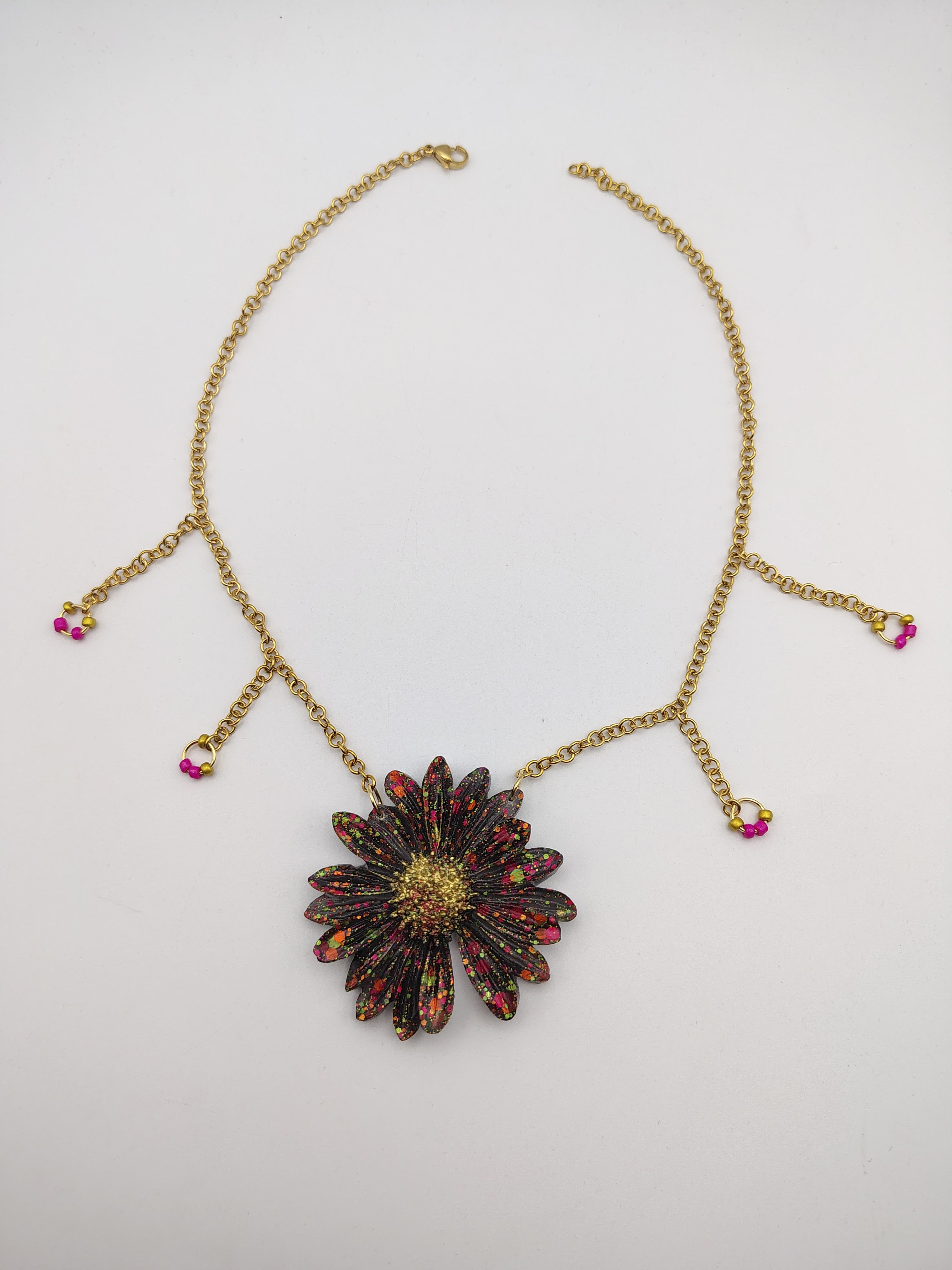 Collier Fleur en résine époxy fait main – Bijou floral artisanal