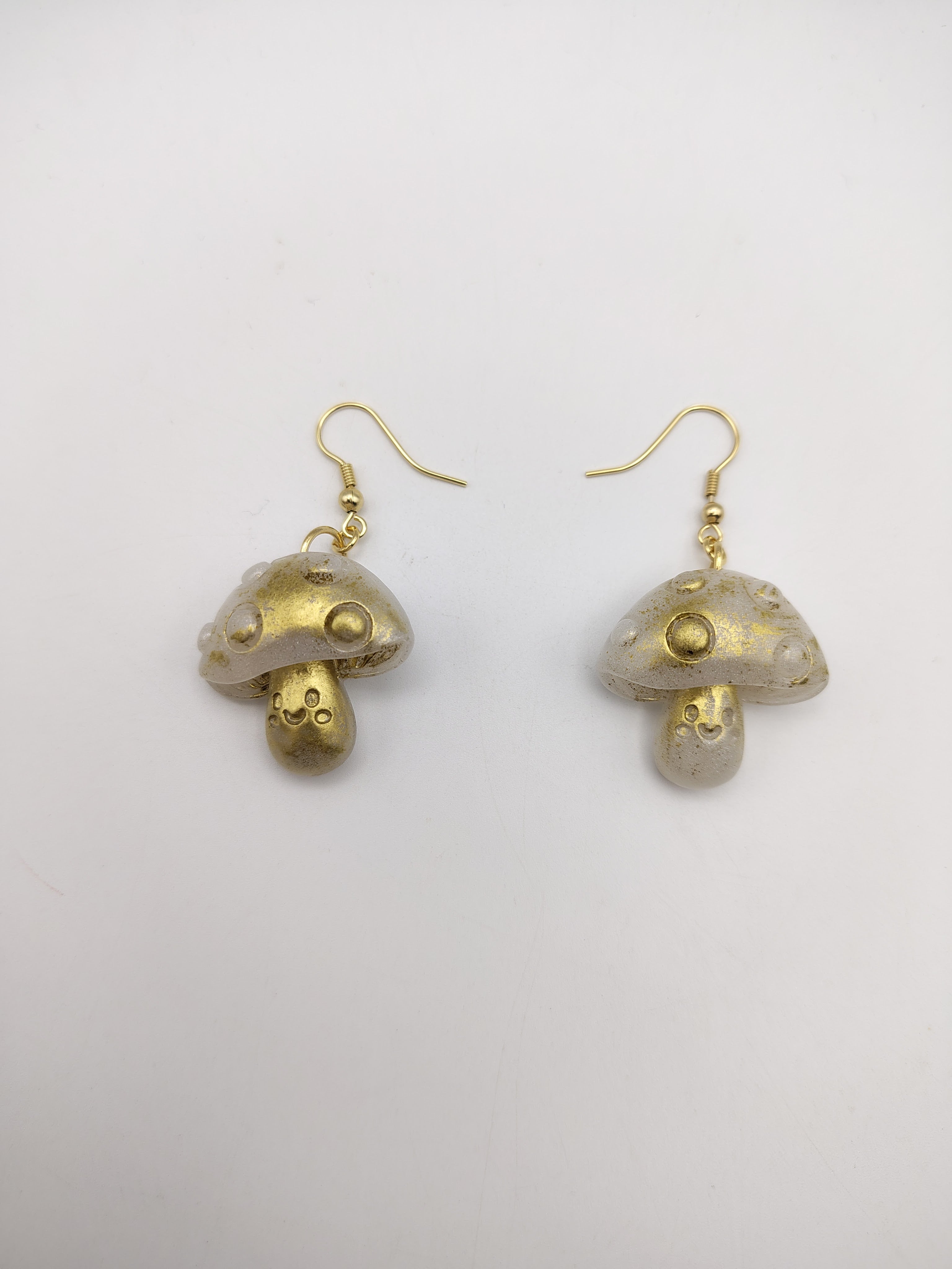 Boucles d’oreilles Champignon en résine époxy fait main – Bijou féerique artisanal