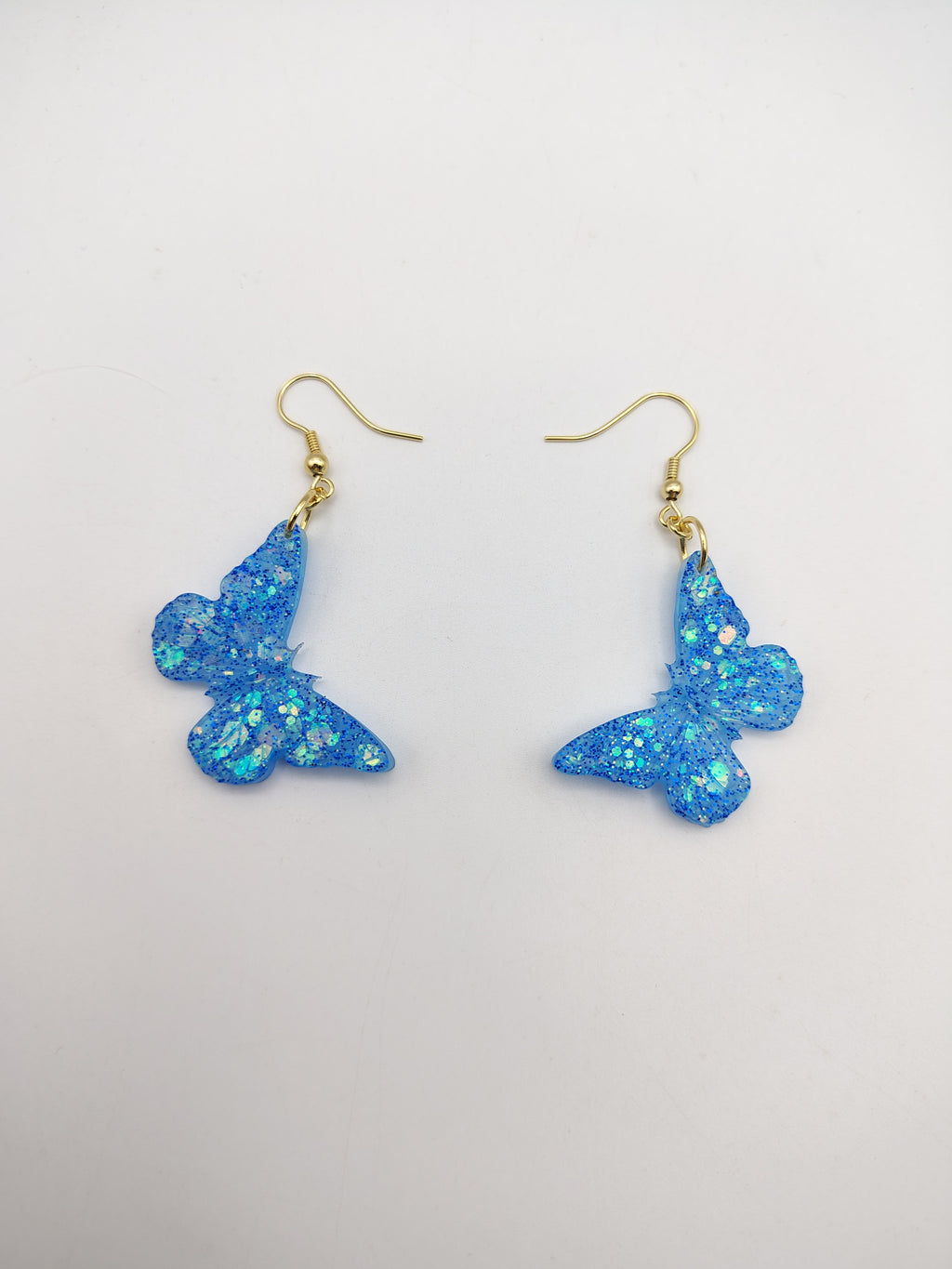Boucles d’oreilles Papillon en résine époxy faites main – Bijou féerique artisanal