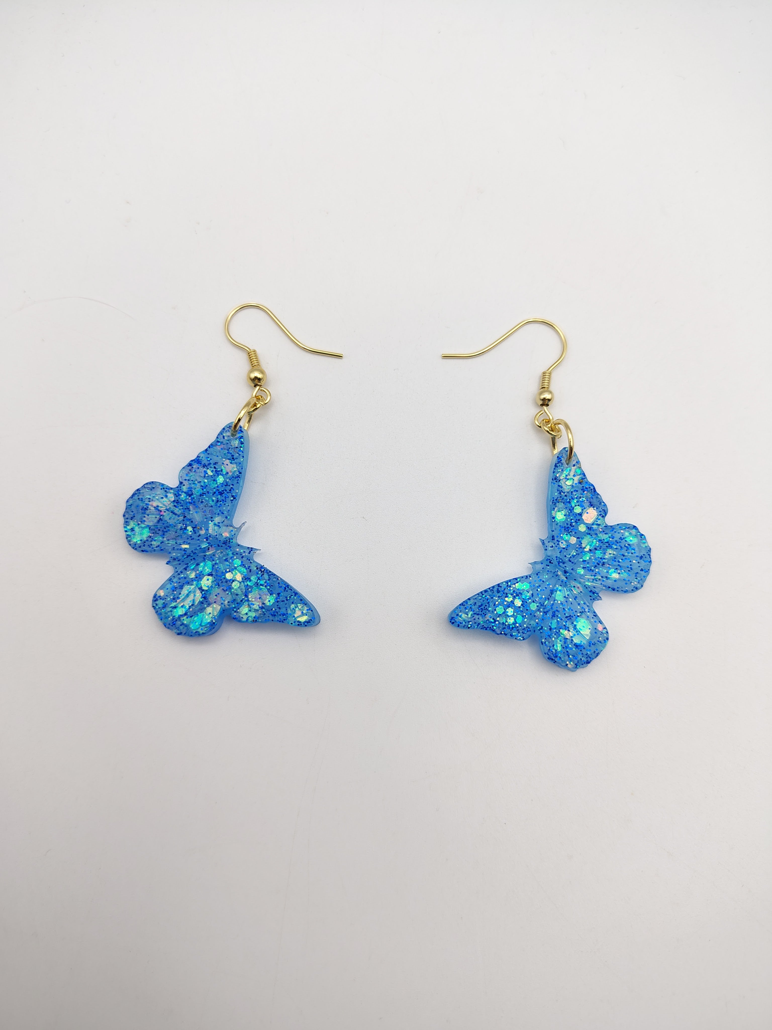 Boucles d’oreilles Papillon en résine époxy faites main – Bijou féerique artisanal