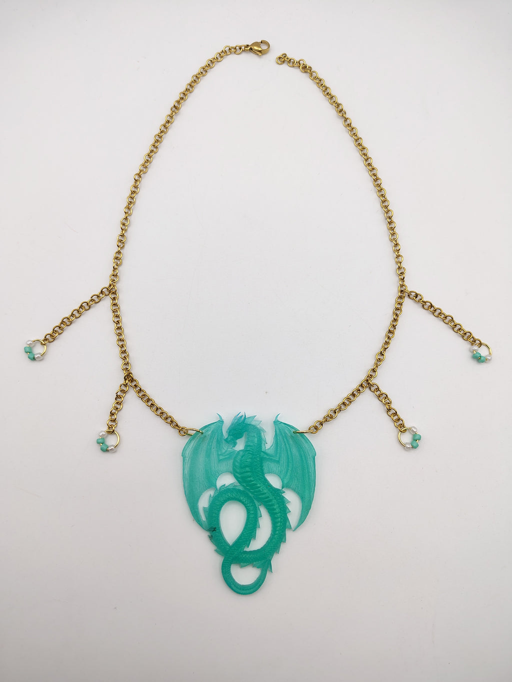 Collier Dragon en résine époxy fait main – Bijou fantasy artisanal