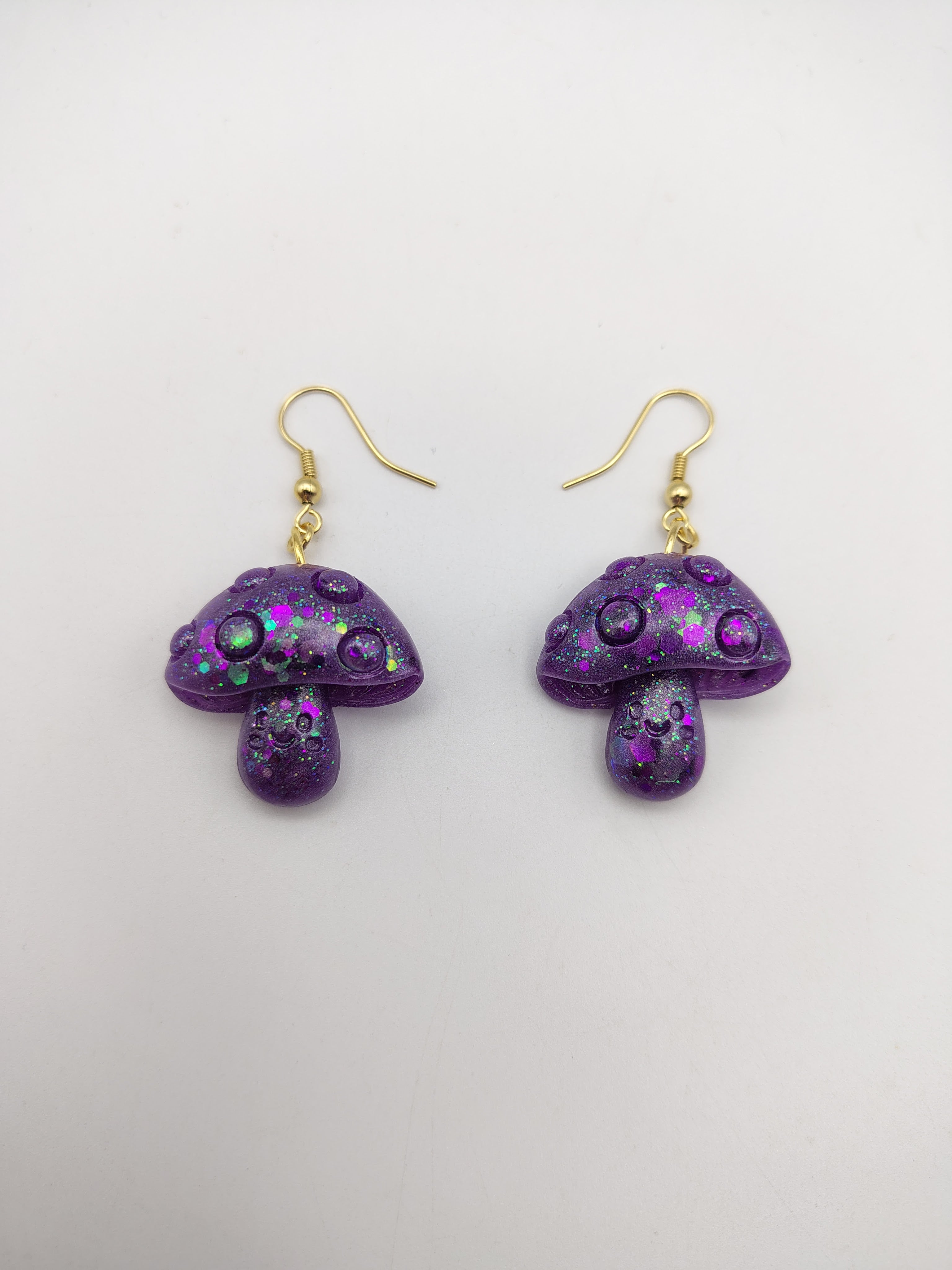 Boucles d’oreilles Champignon en résine époxy fait main – Bijou féerique artisanal