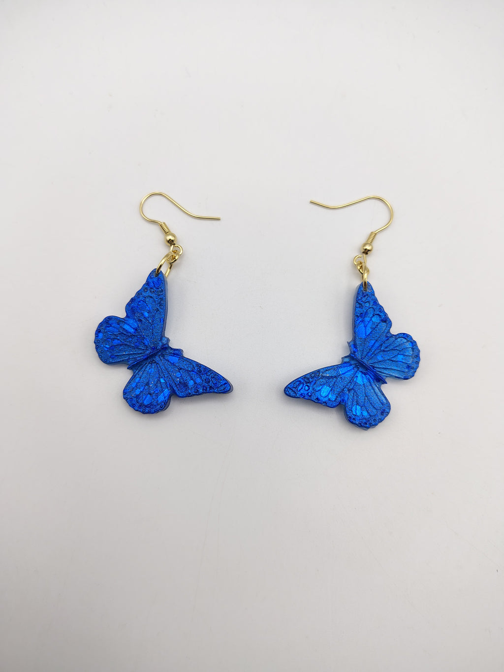 Boucles d’oreilles Papillon en résine époxy faites main – Bijou féerique artisanal