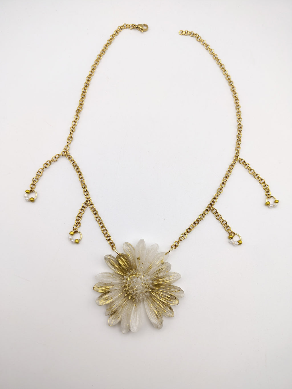 Collier Fleur en résine époxy fait main – Bijou floral artisanal