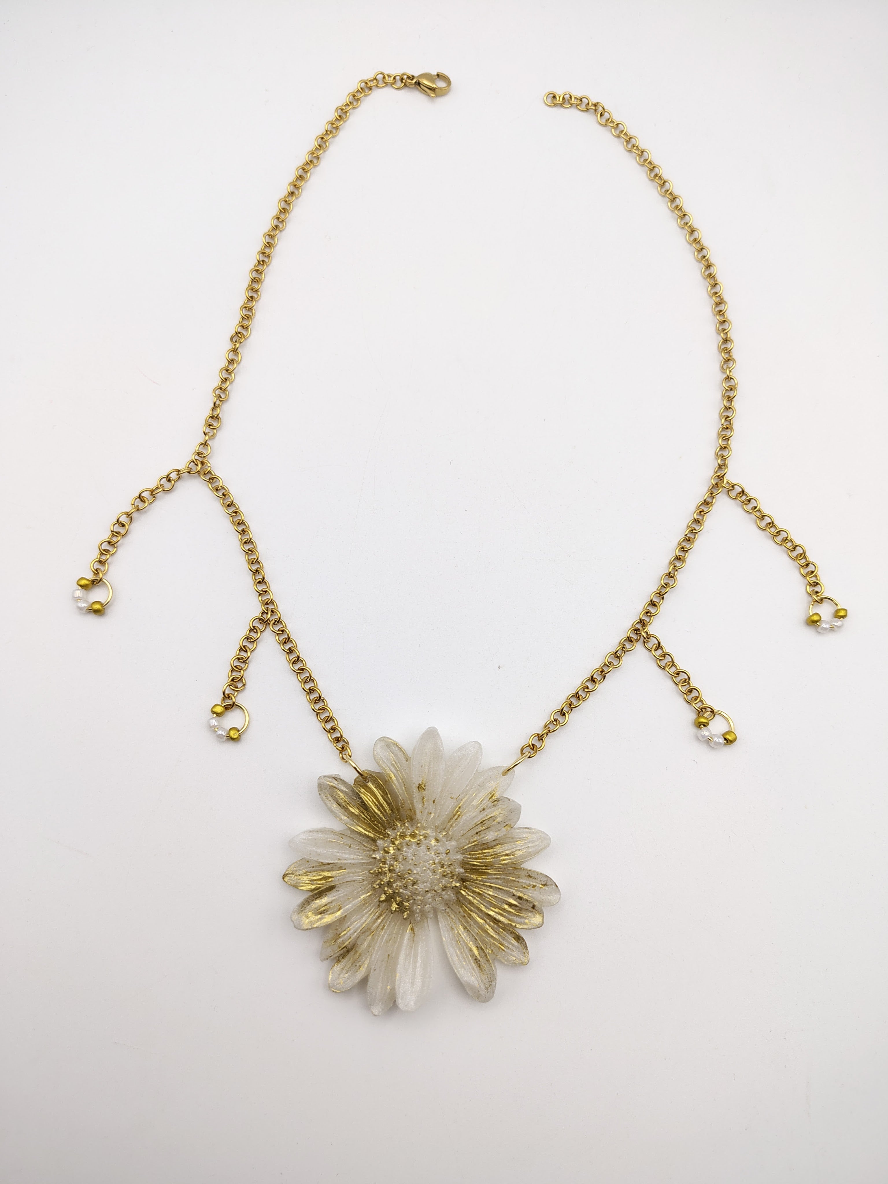 Collier Fleur en résine époxy fait main – Bijou floral artisanal