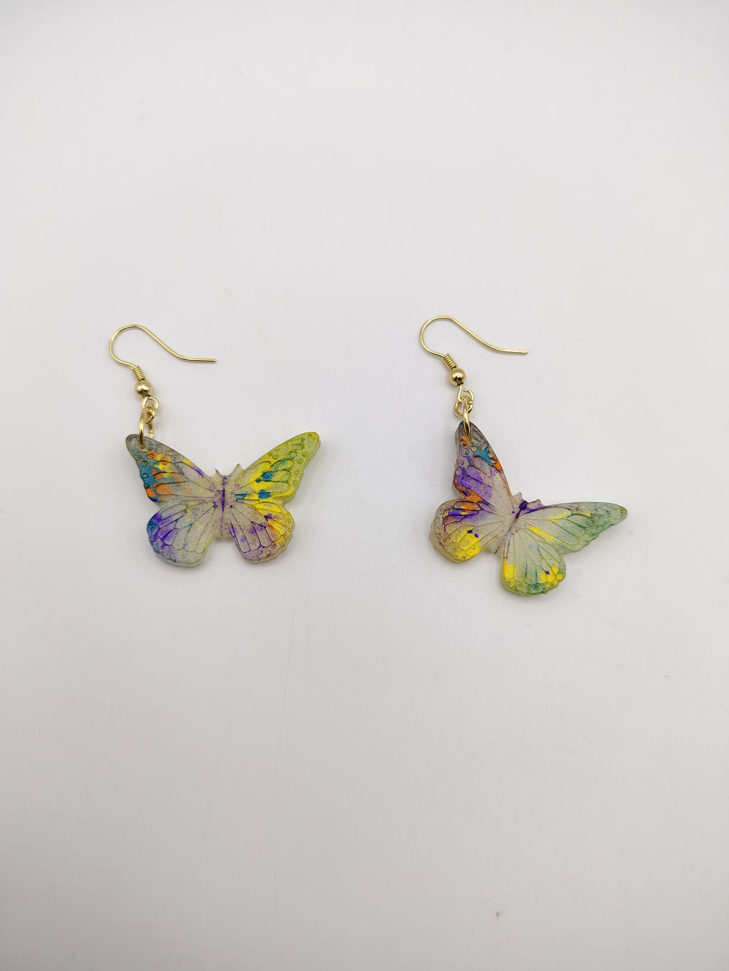 Boucles d’oreilles Papillon en résine époxy faites main – Bijou féerique artisanal