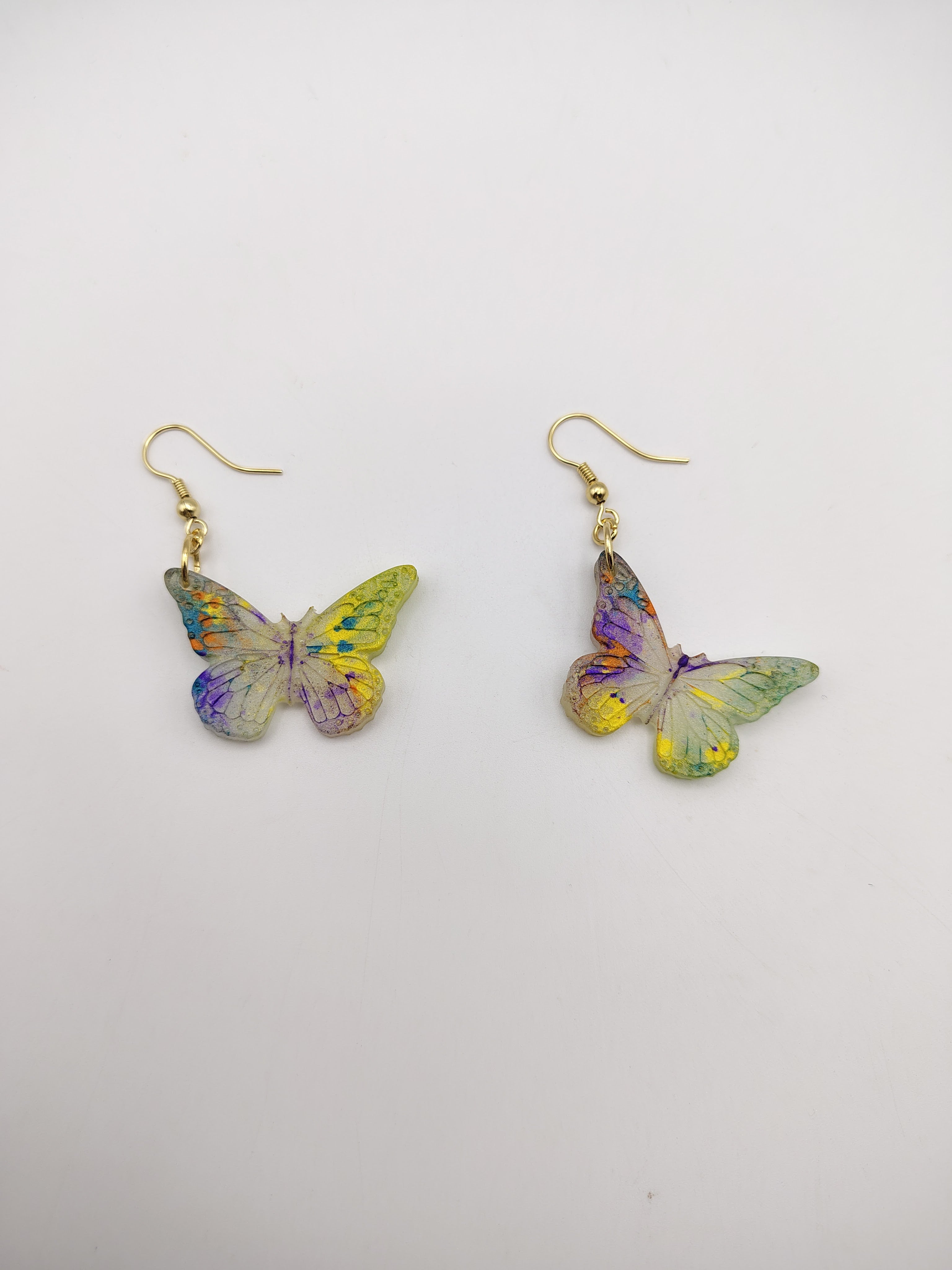 Boucles d’oreilles Papillon en résine époxy faites main – Bijou féerique artisanal