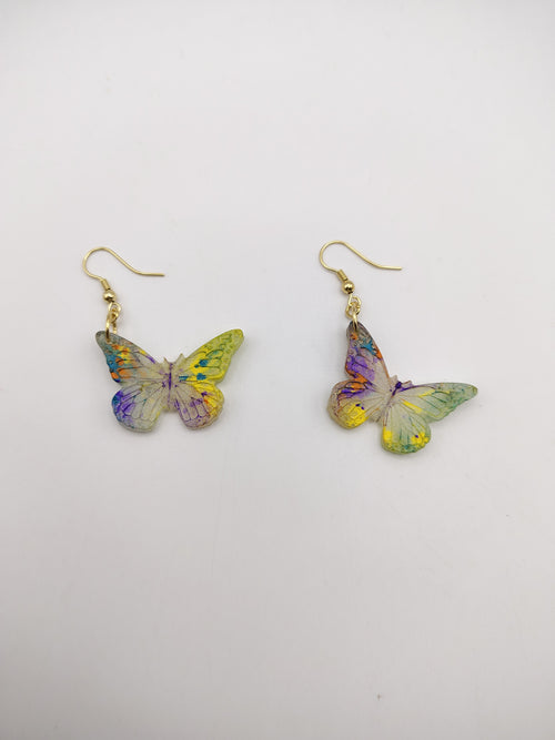 Boucles d’oreilles Papillon en résine époxy faites main – Bijou féerique artisanal