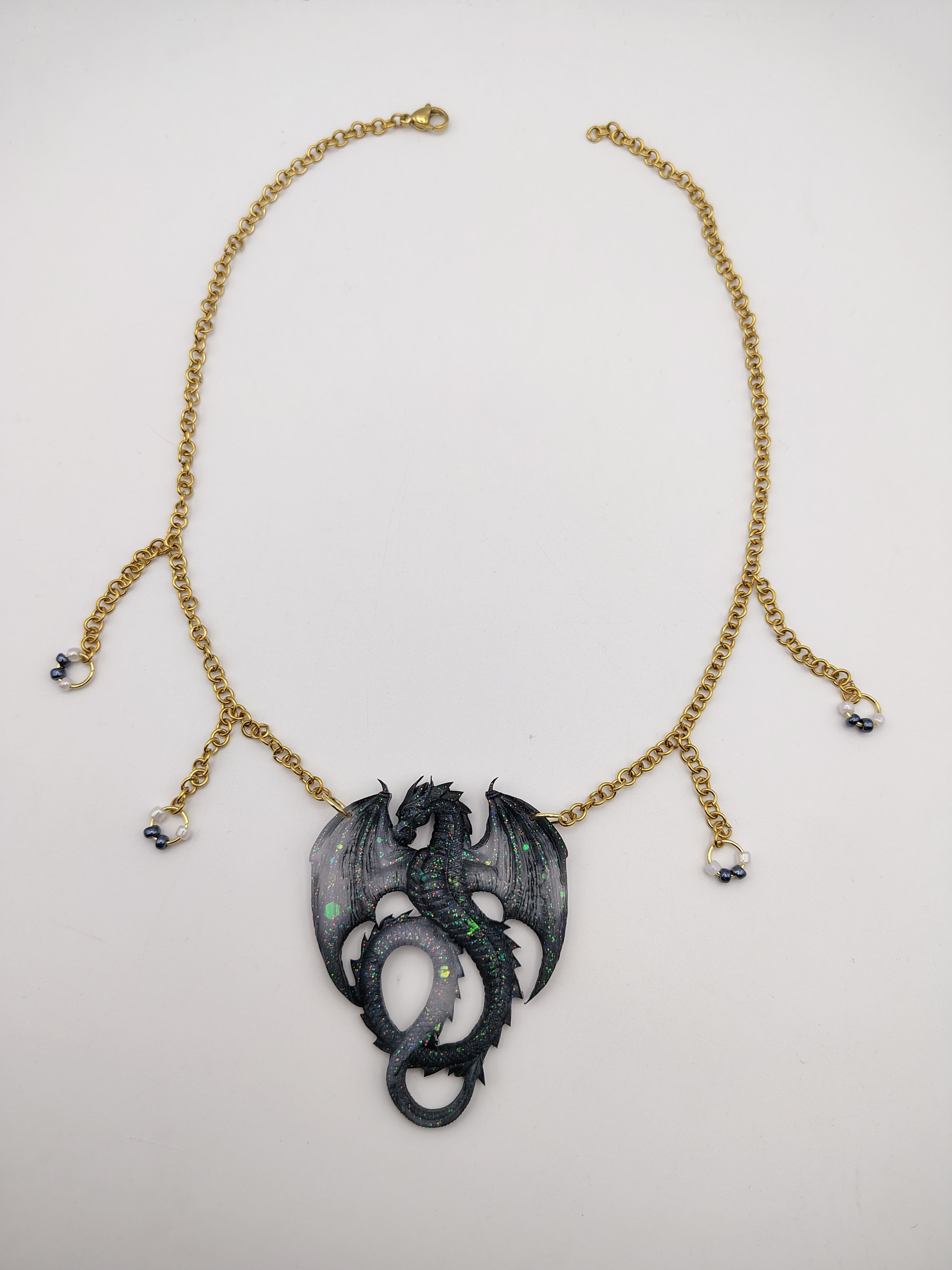 Collier Dragon en résine époxy fait main – Bijou fantasy artisanal