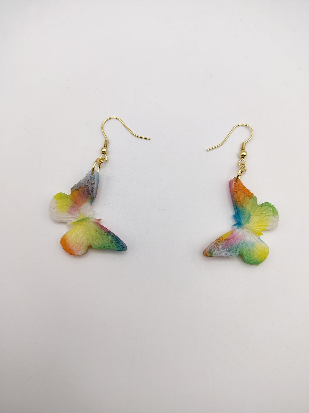 Boucles d’oreilles Papillon en résine époxy faites main – Bijou féerique artisanal