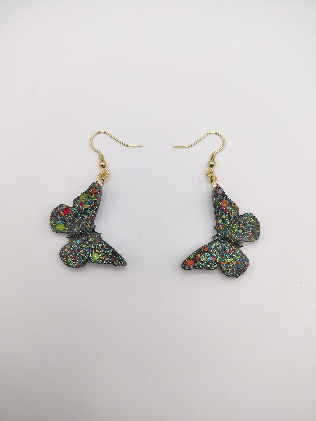Boucles d’oreilles Papillon en résine époxy faites main – Bijou féerique artisanal