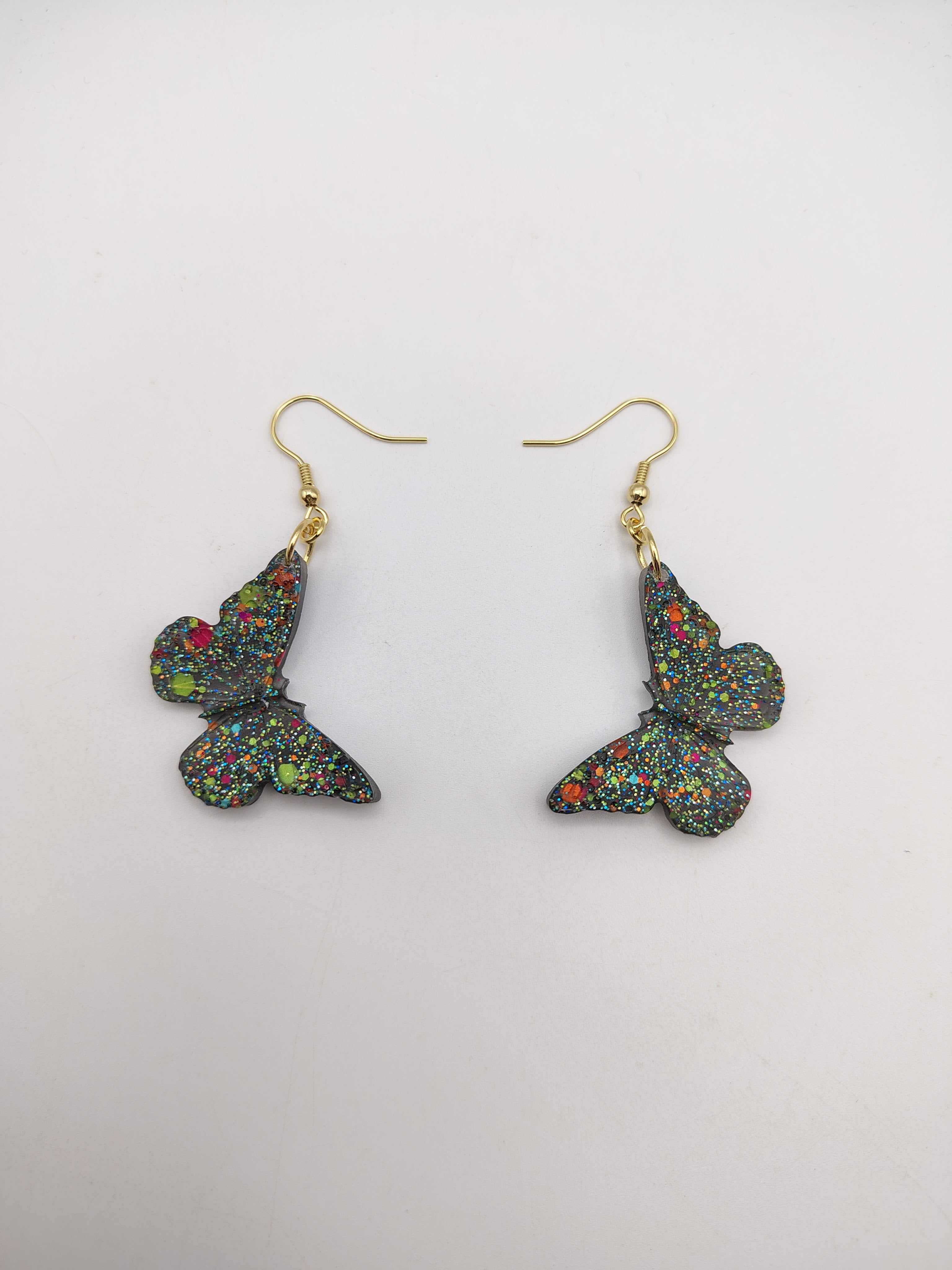 Boucles d’oreilles Papillon en résine époxy faites main – Bijou féerique artisanal