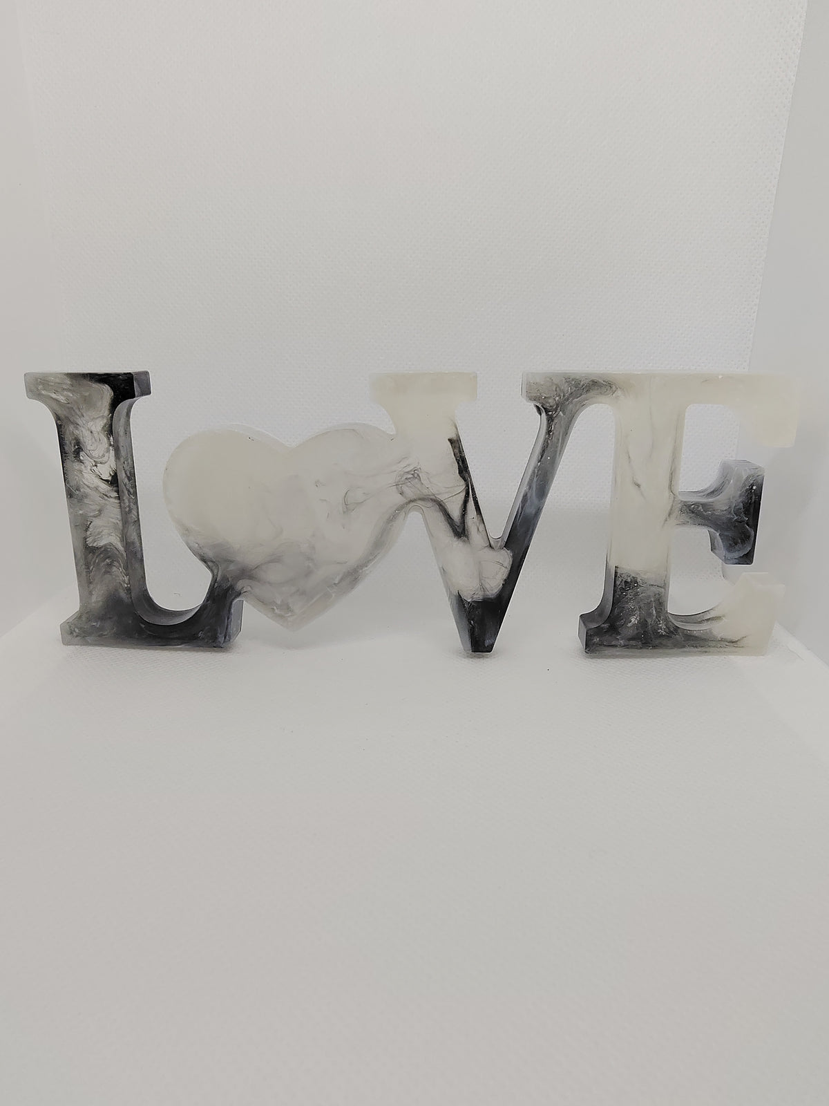 Décoration LOVE en Résine Époxy – Création Artisanale