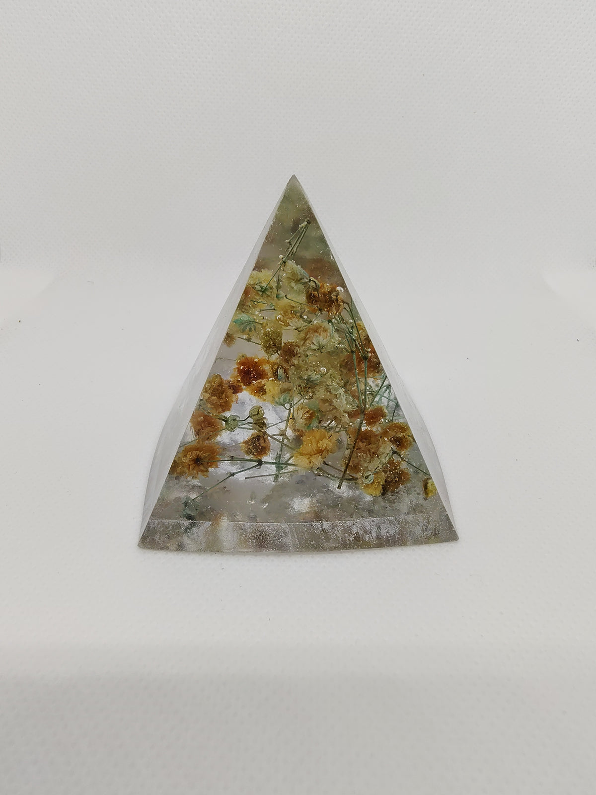 Pyramide en Résine Époxy – Décoration Artisanale