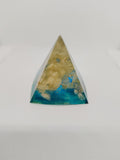 Pyramide en Résine Époxy – Décoration Artisanale