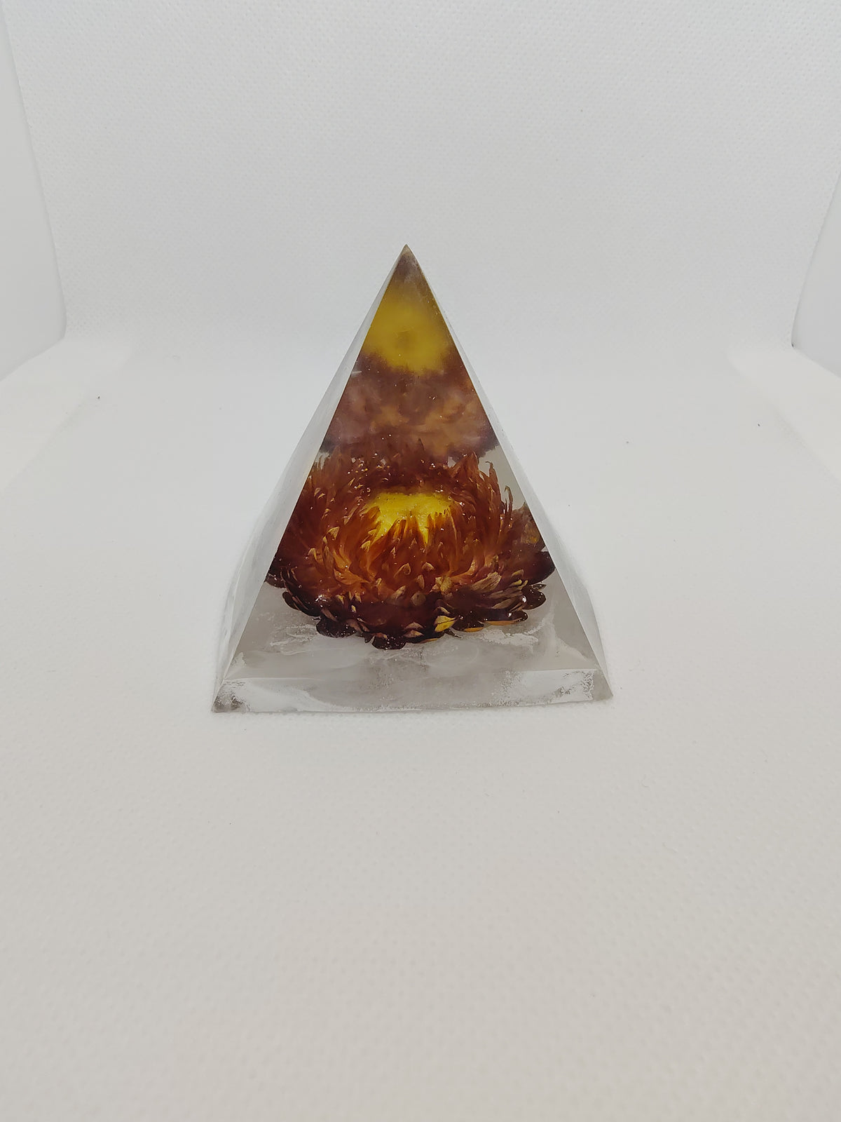 Pyramide en Résine Époxy – Décoration Artisanale