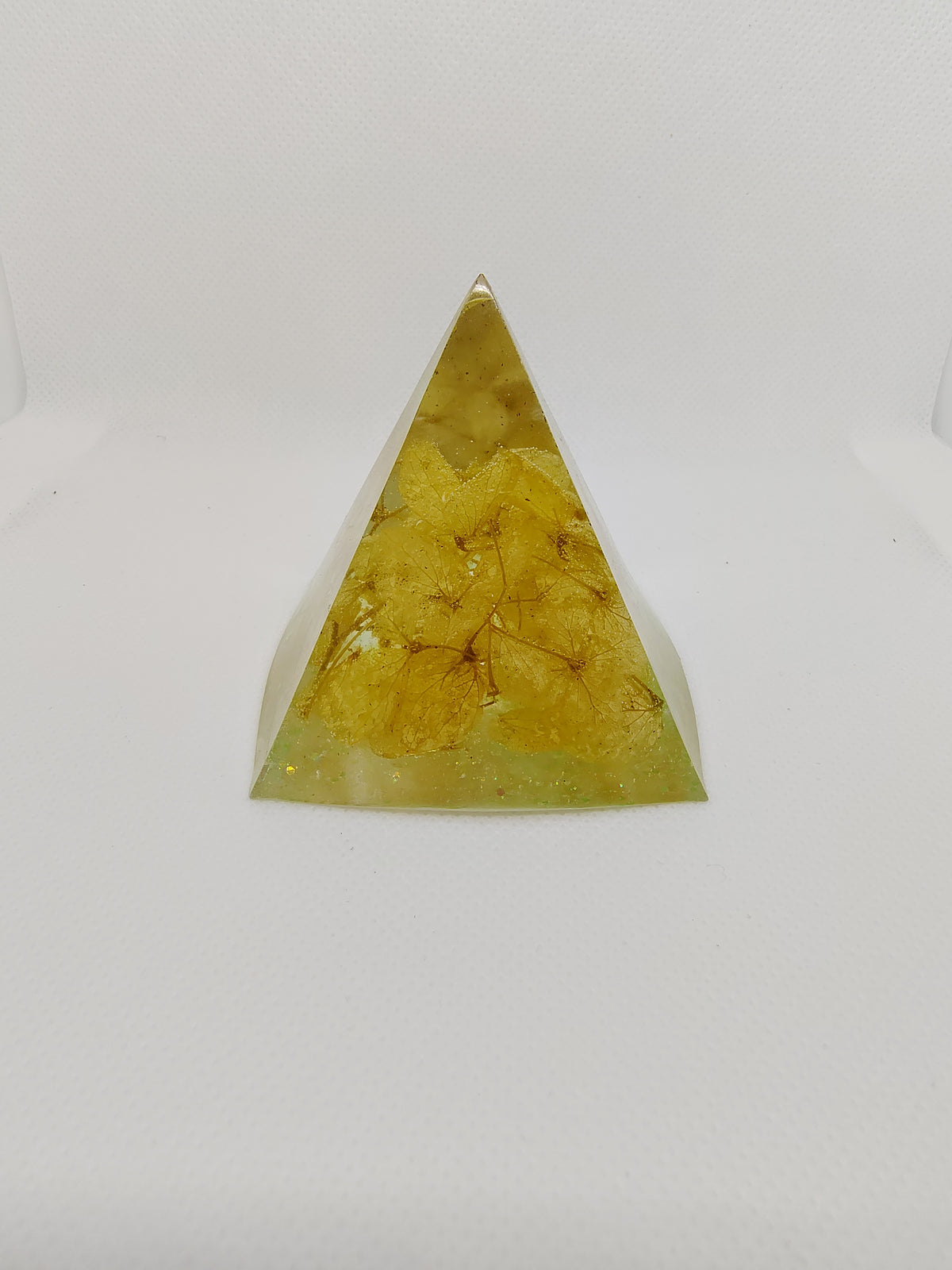 Pyramide en Résine Époxy – Décoration Artisanale