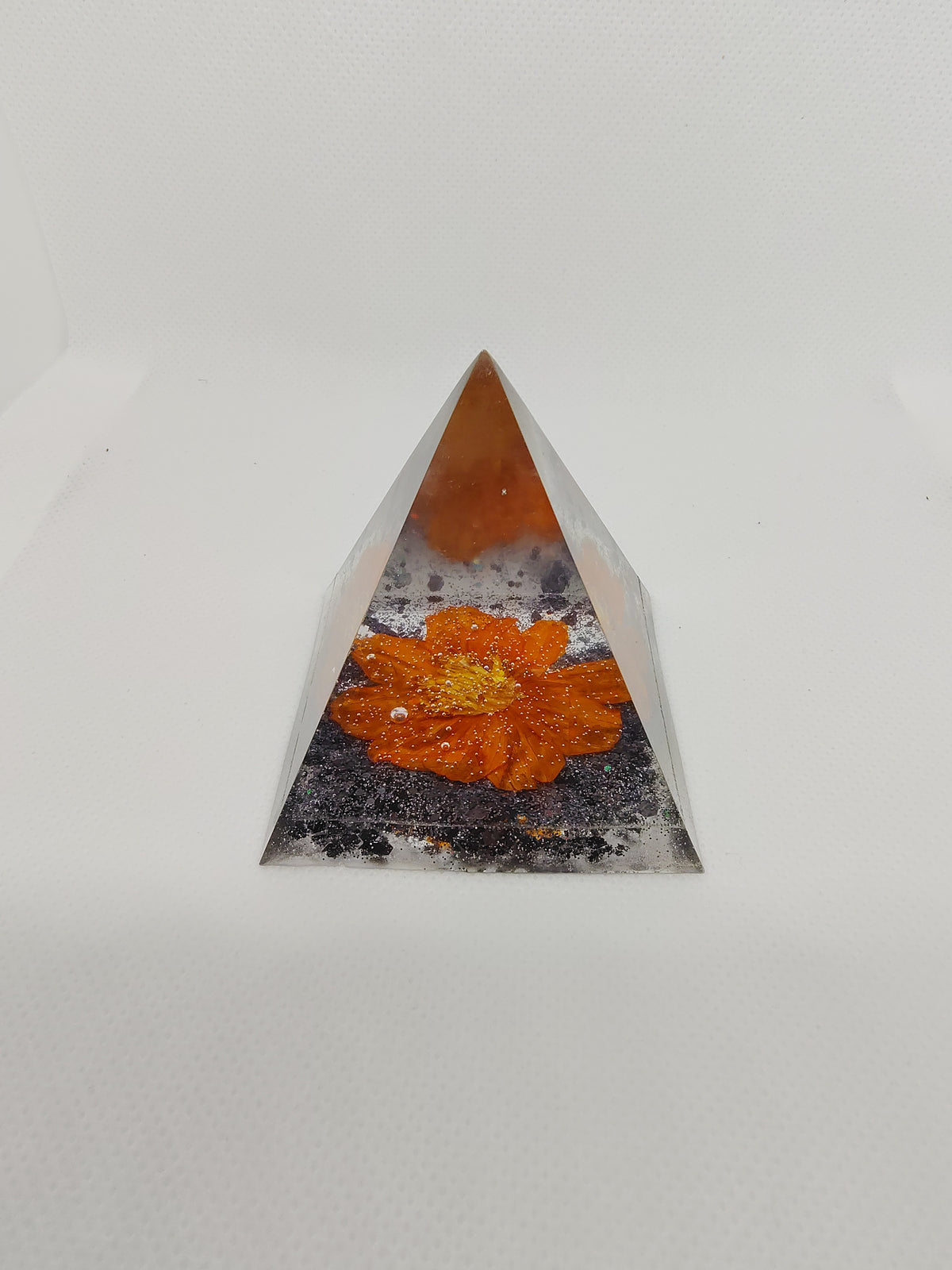 Pyramide en Résine Époxy – Décoration Artisanale