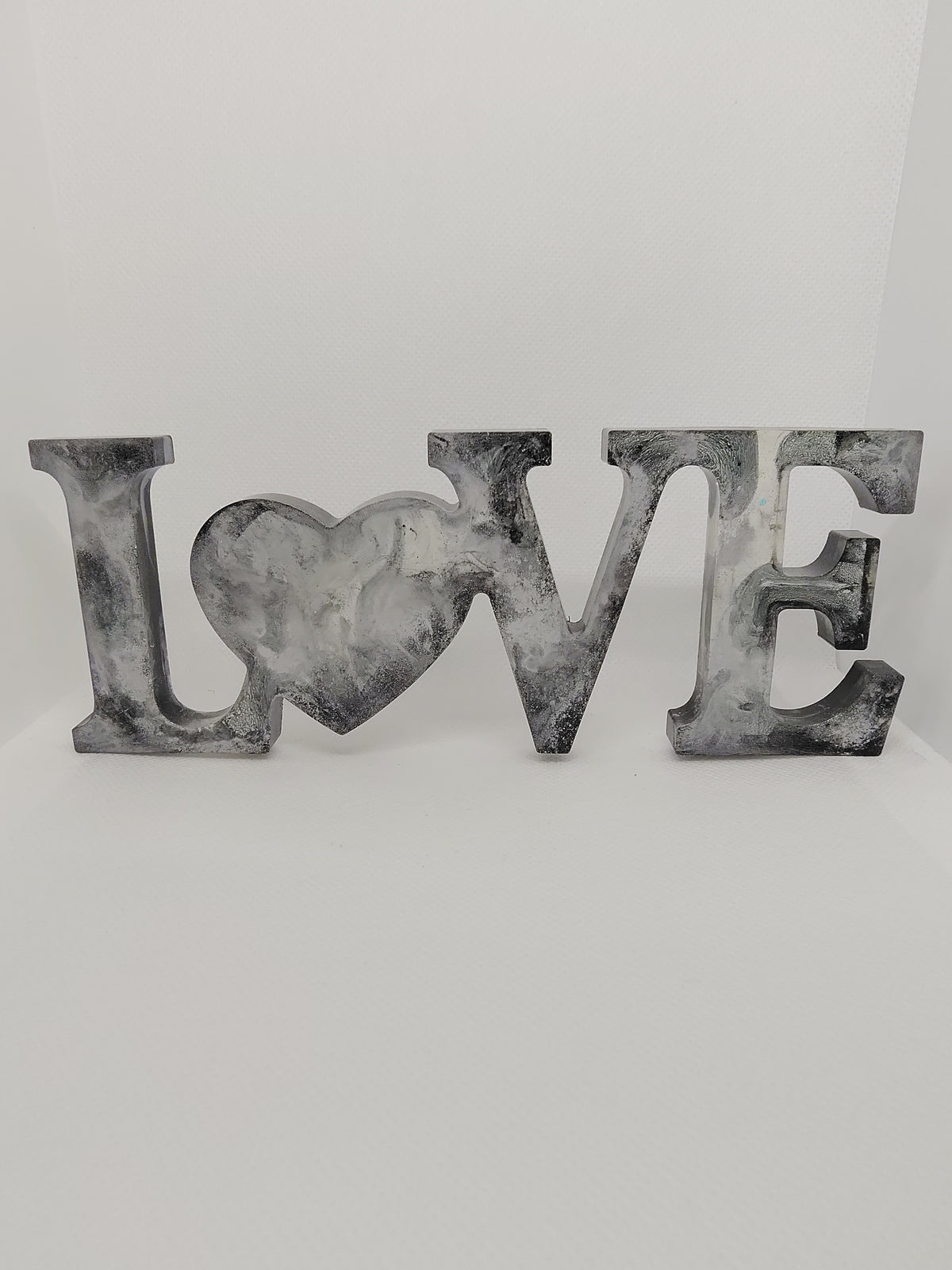 Décoration LOVE en Résine Époxy – Création Artisanale