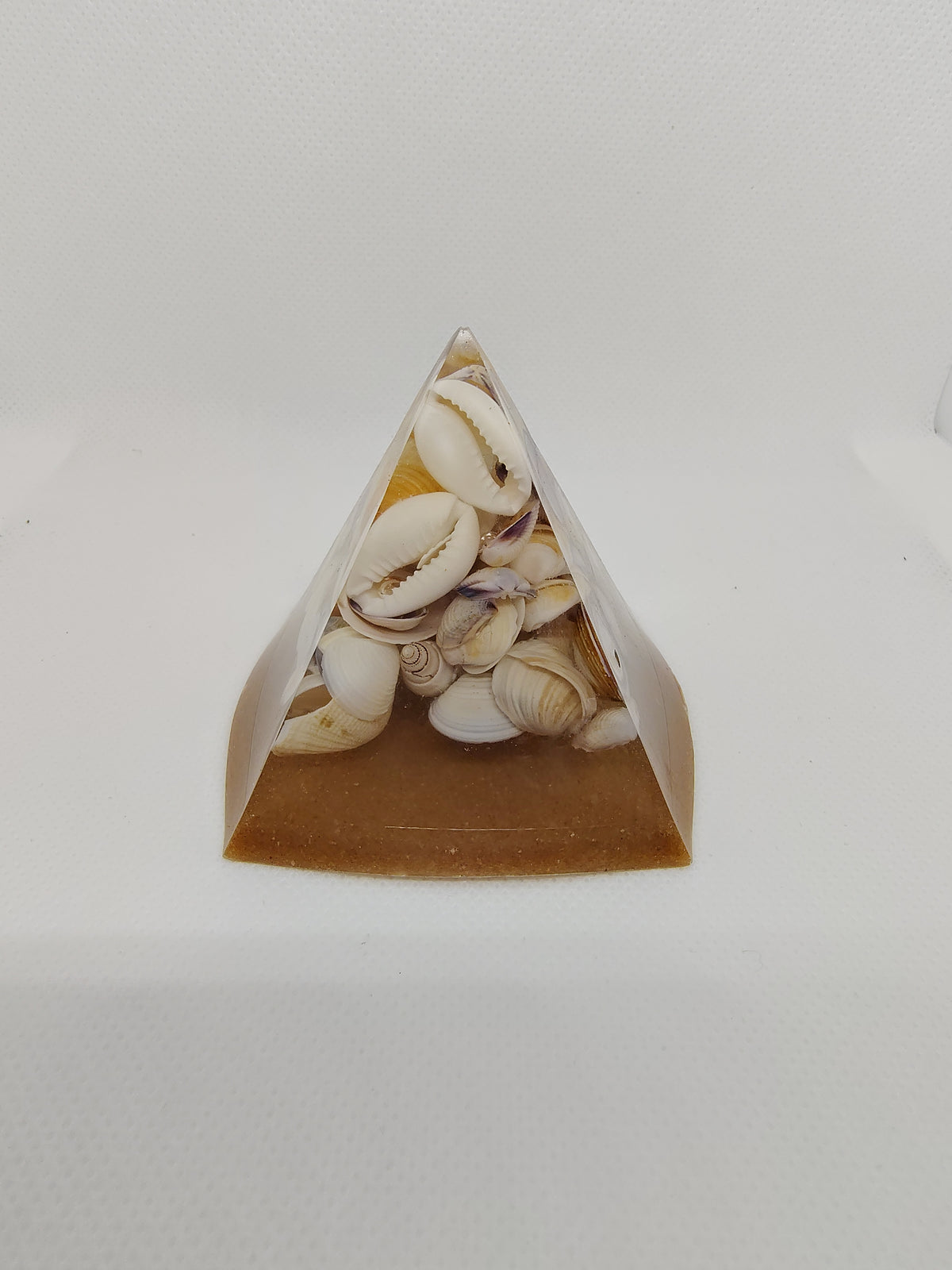Pyramide en Résine Époxy – Décoration Artisanale